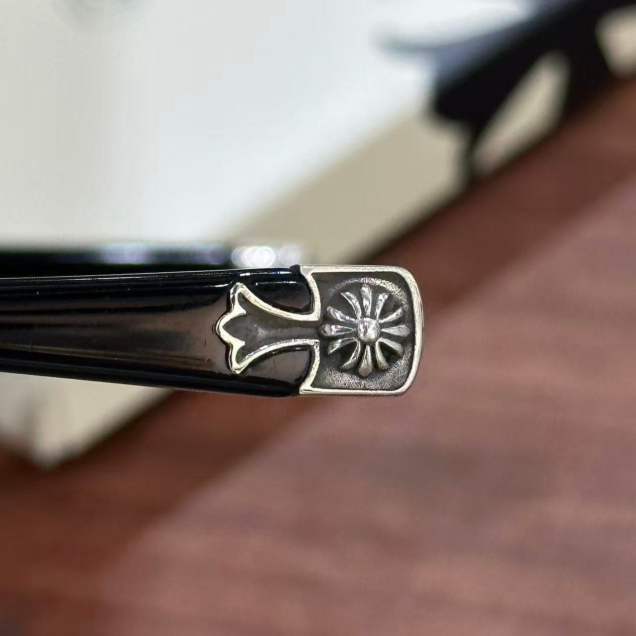 Декоративный серебряный элемент в виде креста на заушнике очков Chrome Hearts