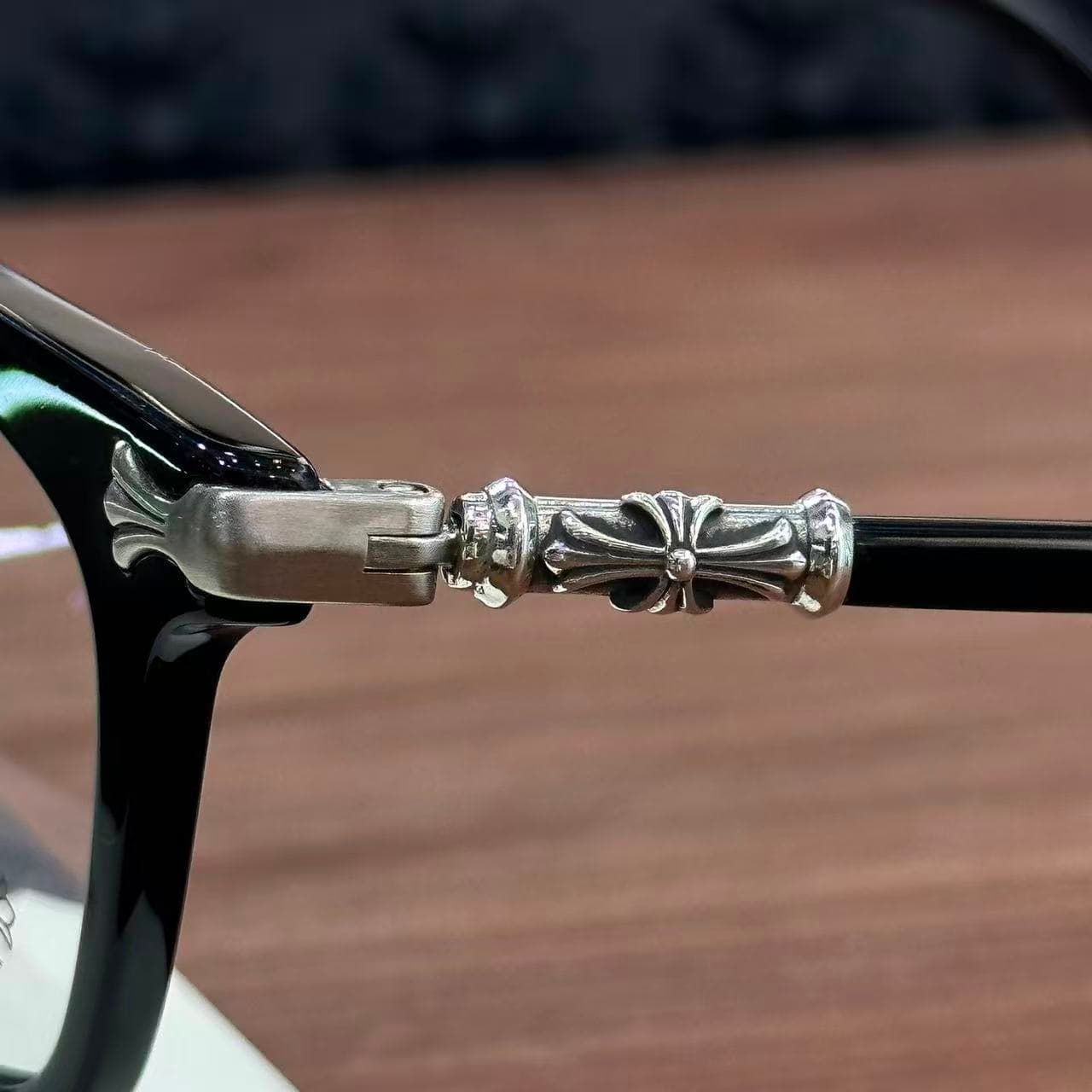 Серебряное шарнирное крепление очков Chrome Hearts крупным планом