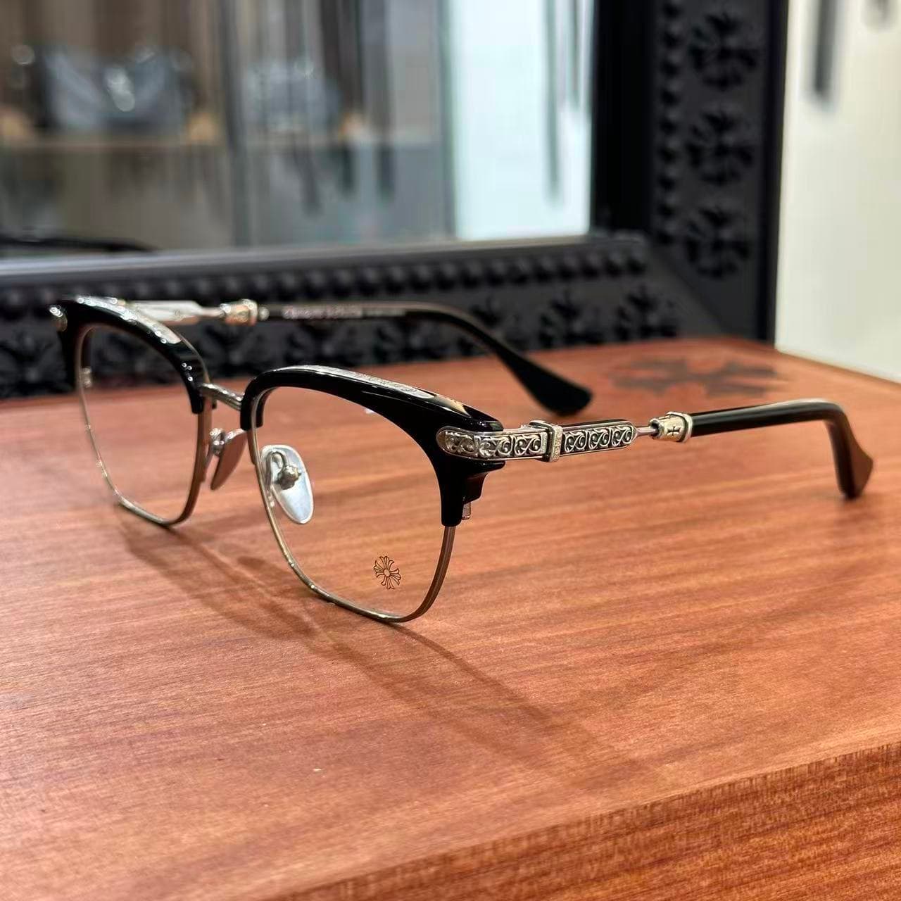 Очки Chrome Hearts VERTICAL SMILE II в черной оправе, вид в три четверти