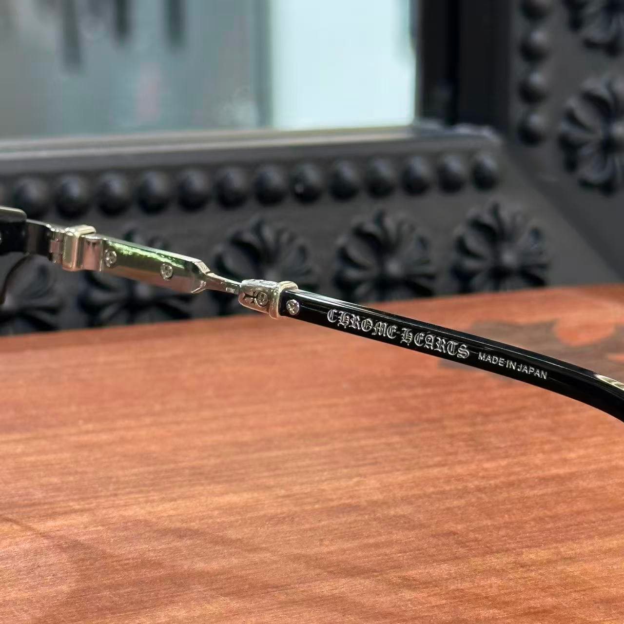 Маркировка Chrome Hearts Made in Japan на внутренней стороне заушника