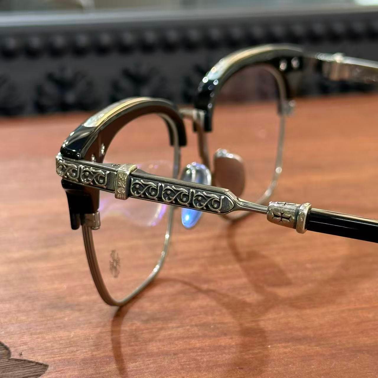 Детализация серебряных элементов крепления заушника очков Chrome Hearts
