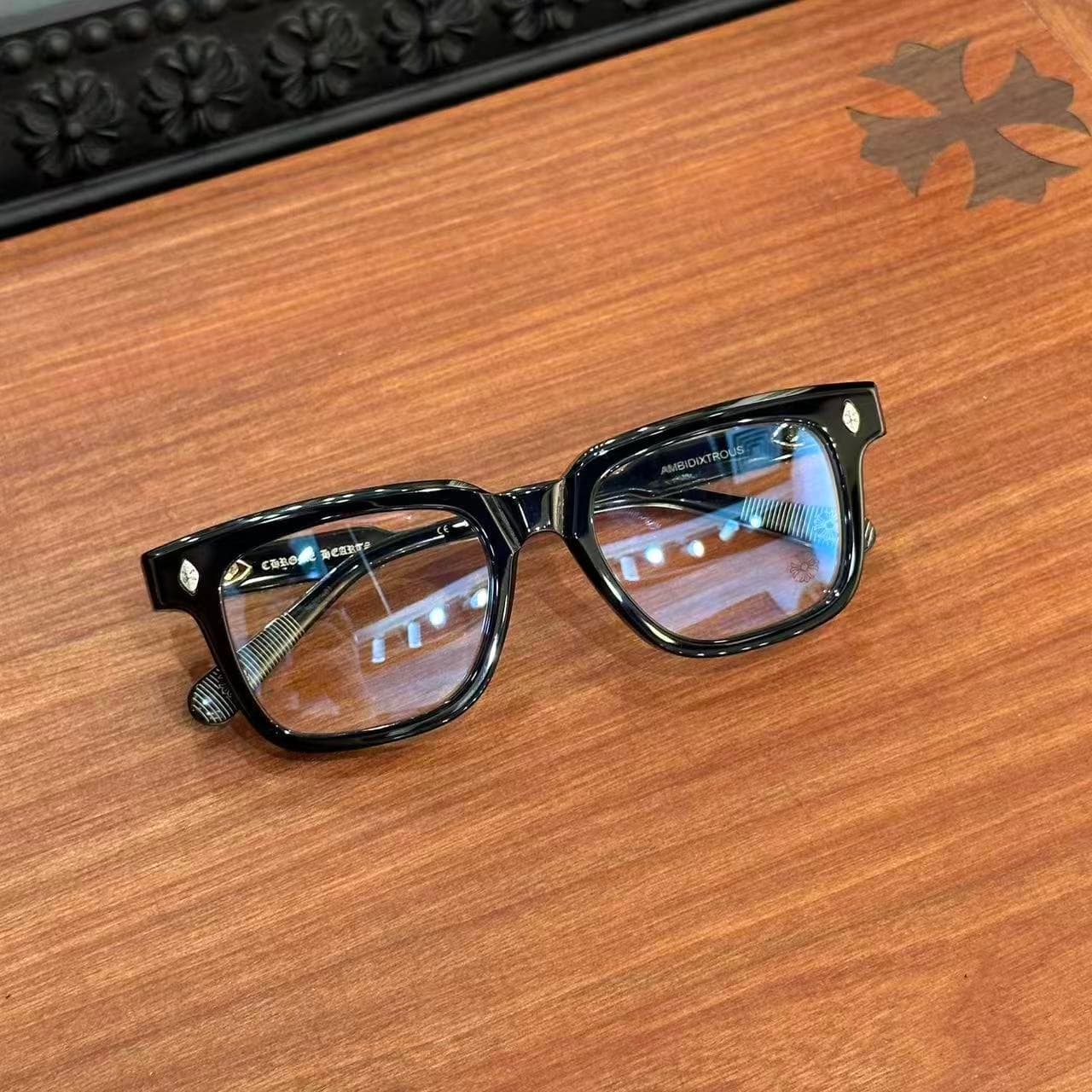 Очки Chrome Hearts AMBIDIXTROUS, вид спереди под углом
