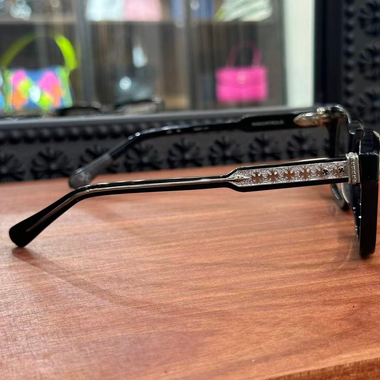 Очки Chrome Hearts AMBIDIXTROUS, вид сбоку на дужку с серебряным декором