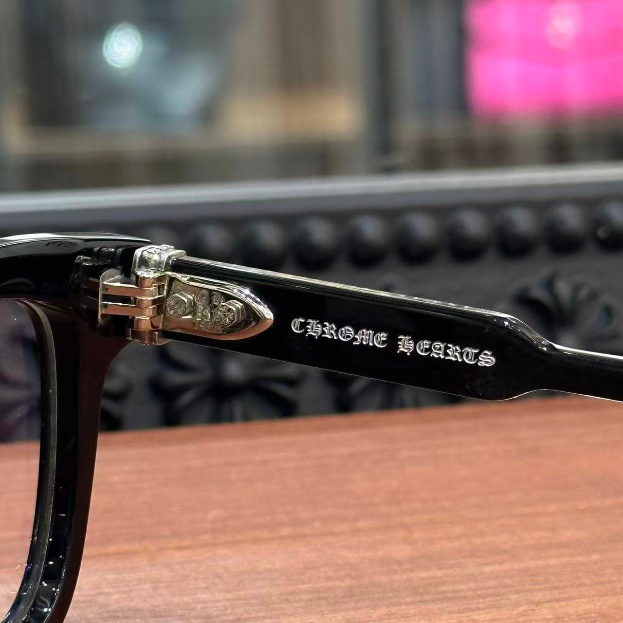 Шарнирное крепление и гравировка логотипа Chrome Hearts на внутренней стороне заушника