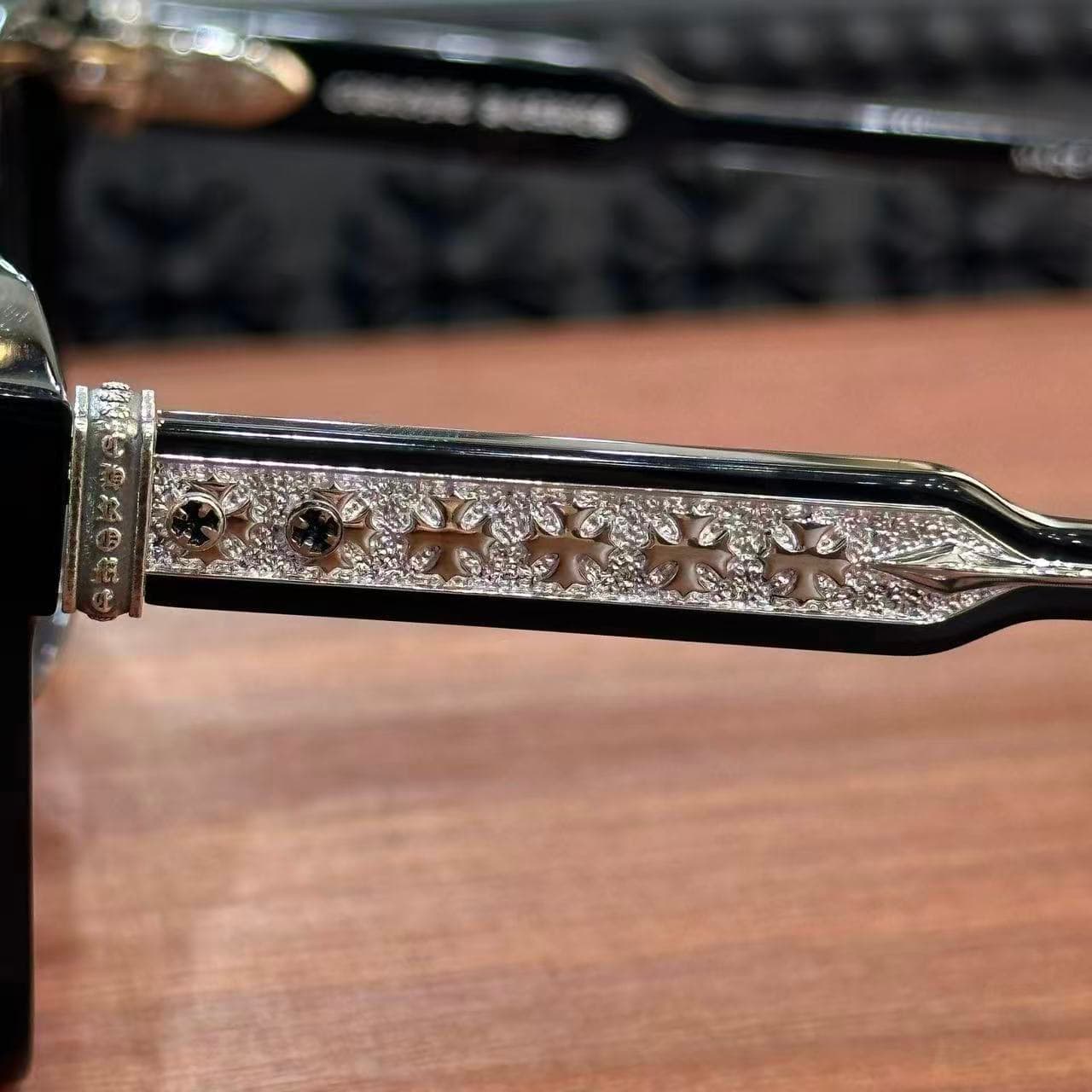 Филигранная серебряная вставка с крестами на заушнике очков Chrome Hearts AMBIDIXTROUS