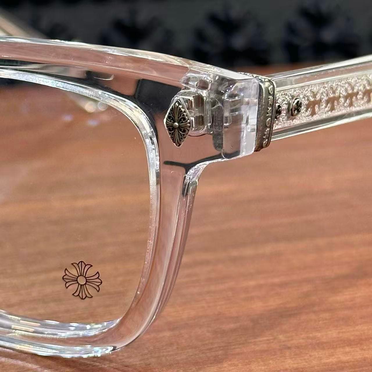 Крупный план рамки оправы Chrome Hearts AMBIDIXTROUS с фирменной гравировкой на линзе