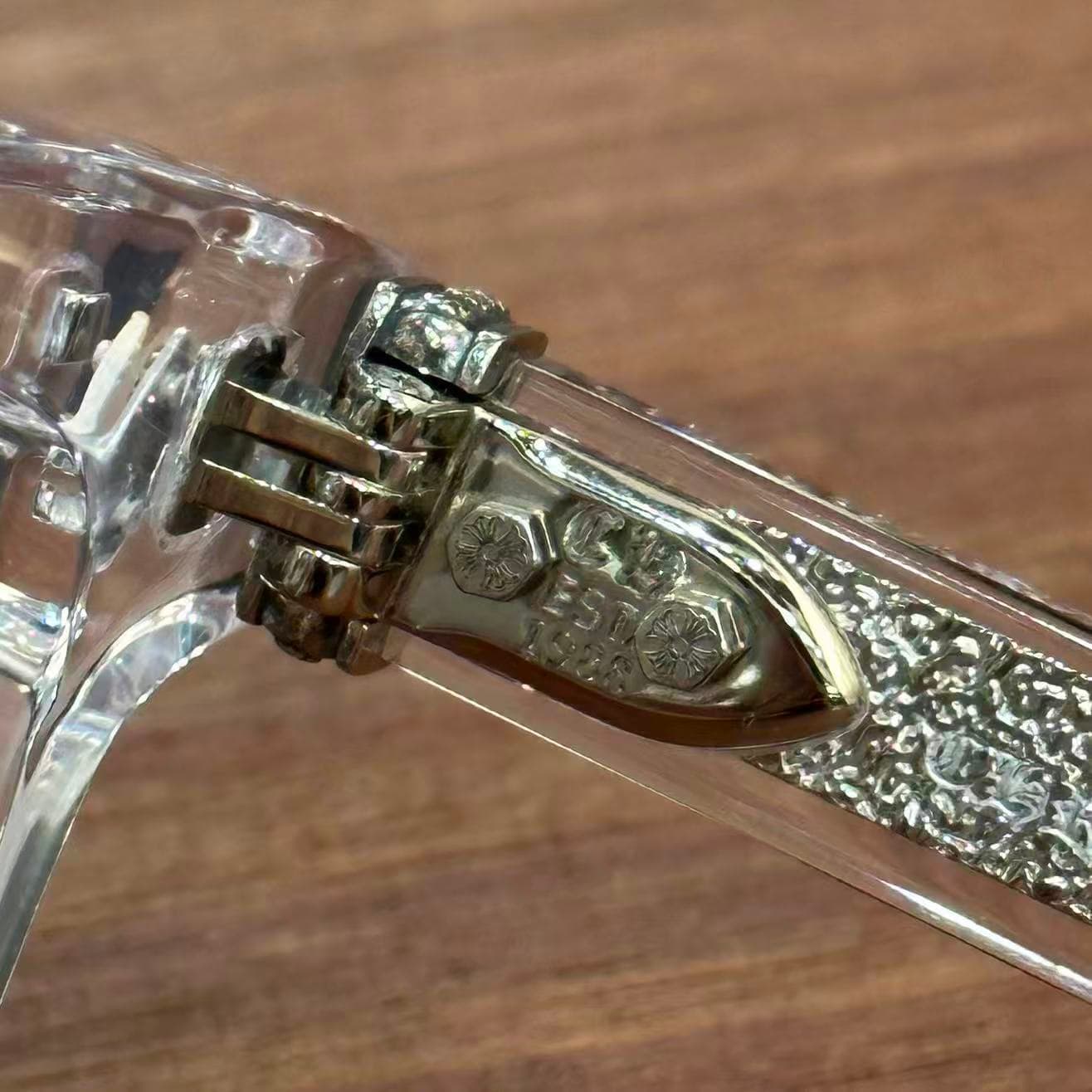 Внутренний шарнирный механизм и серебряные крепления оправы Chrome Hearts AMBIDIXTROUS