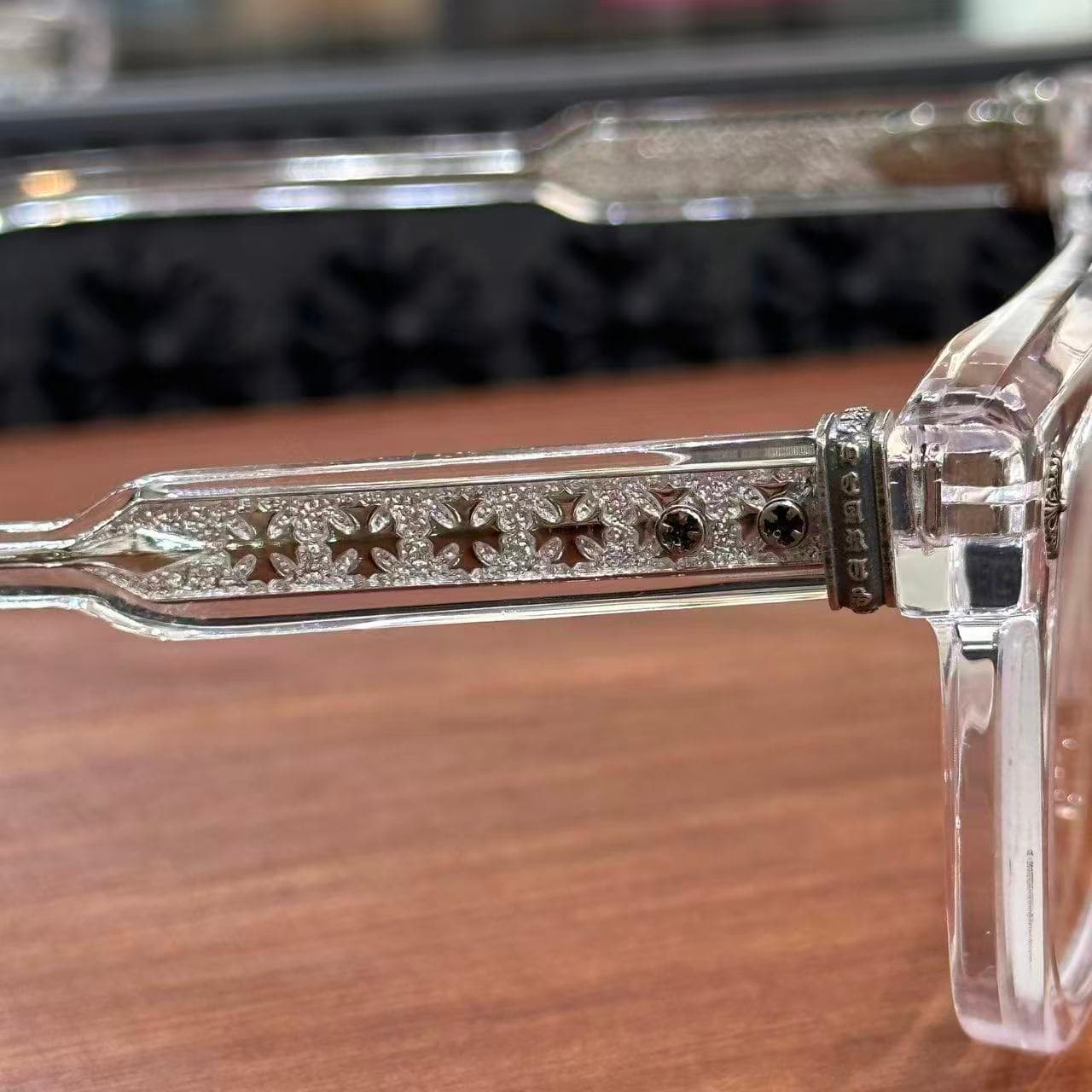 Боковой вид заушника с готическим орнаментом очков Chrome Hearts AMBIDIXTROUS