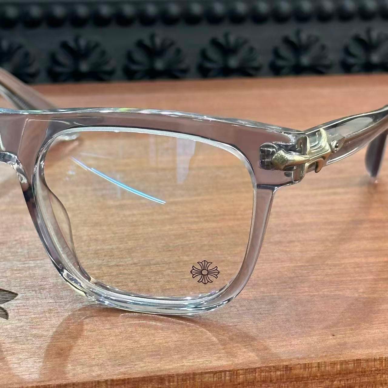 Крупный план рамки очков Chrome Hearts SLID'N с демонстрационной линзой