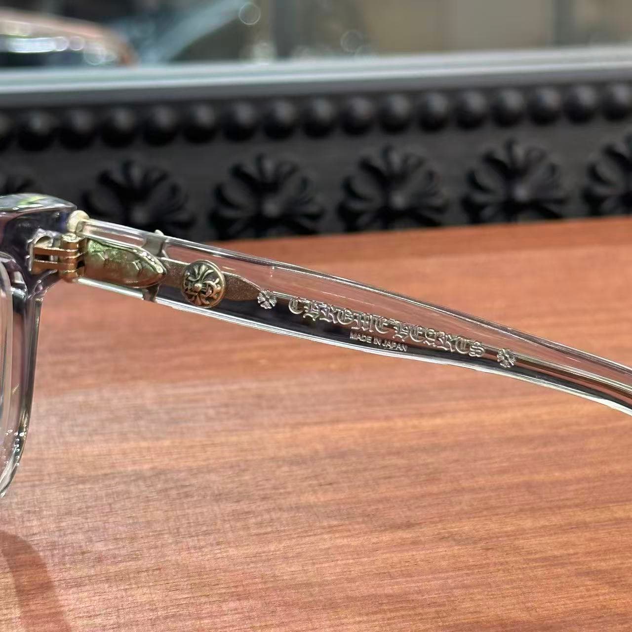 Внутренняя сторона заушника с гравировкой логотипа Chrome Hearts