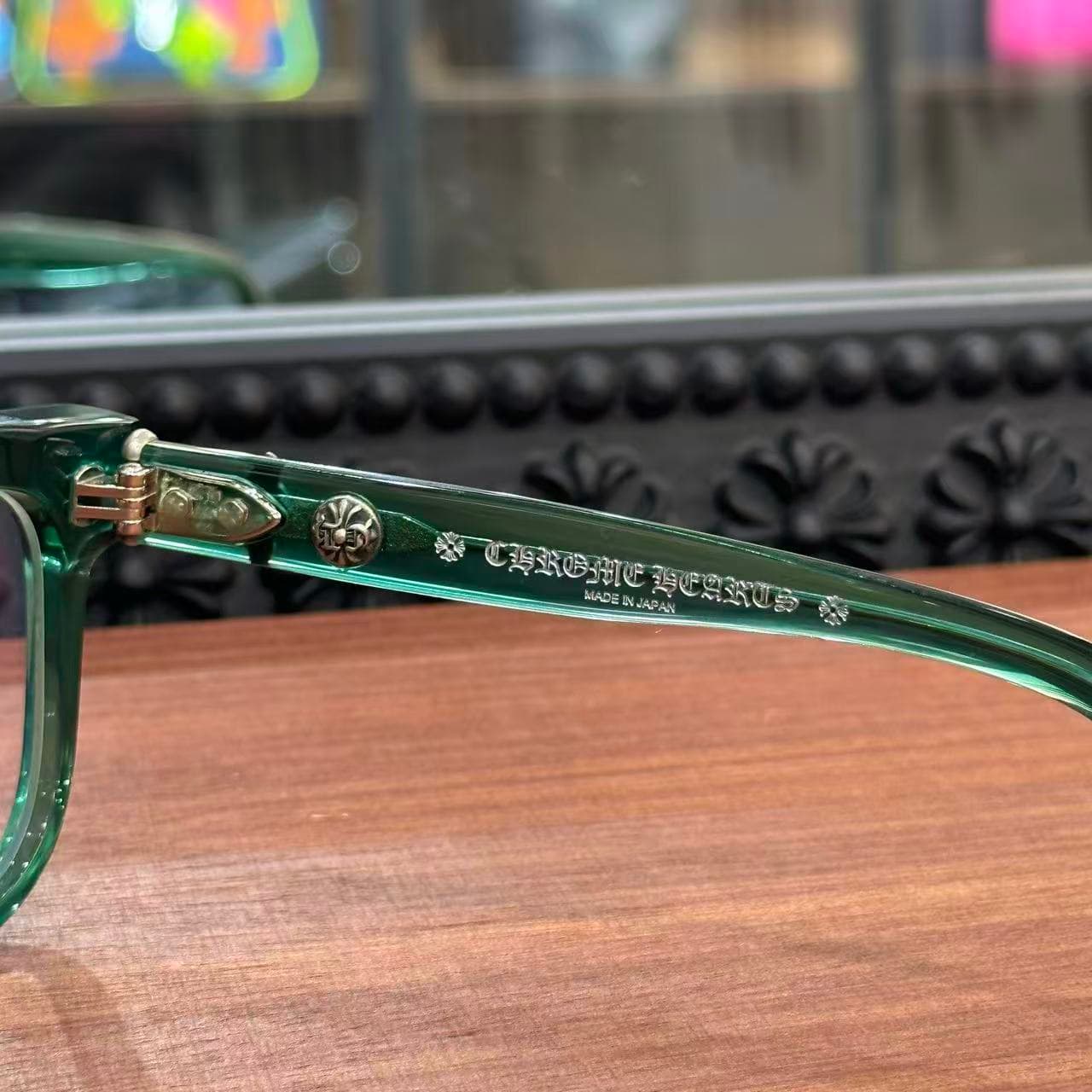 Гравировка Chrome Hearts Made in Japan и серебряный крест на внутренней стороне дужки