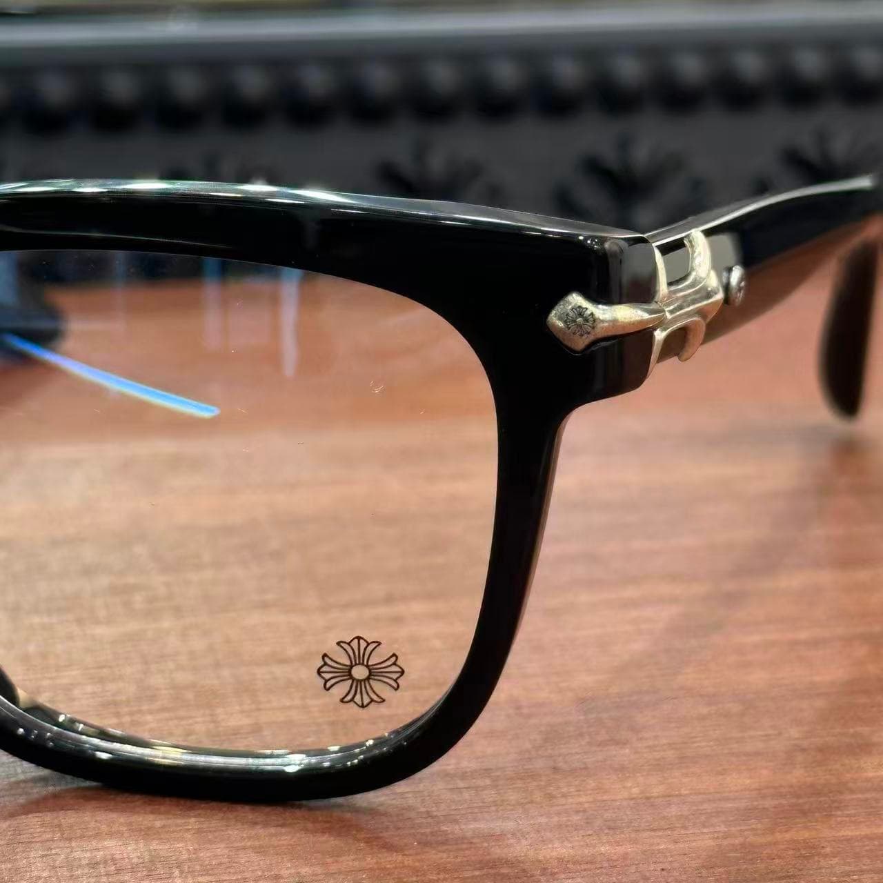 Прозрачная линза очков Chrome Hearts с фирменным логотипом-крестом