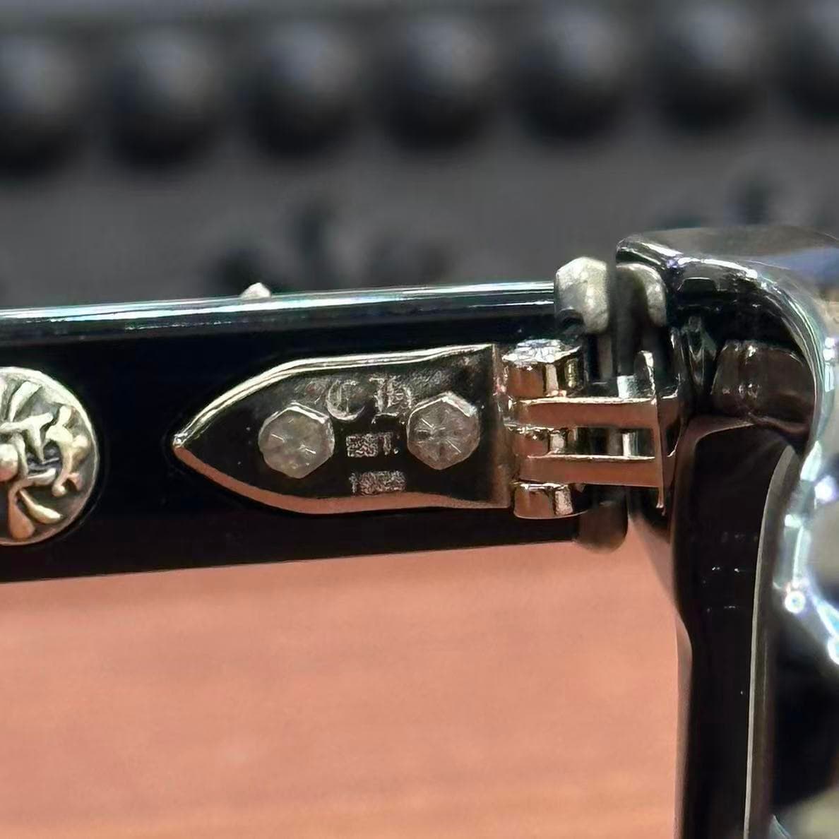 Шарнирный механизм очков Chrome Hearts с серебряной пластиной с гравировкой CH EST. 1988