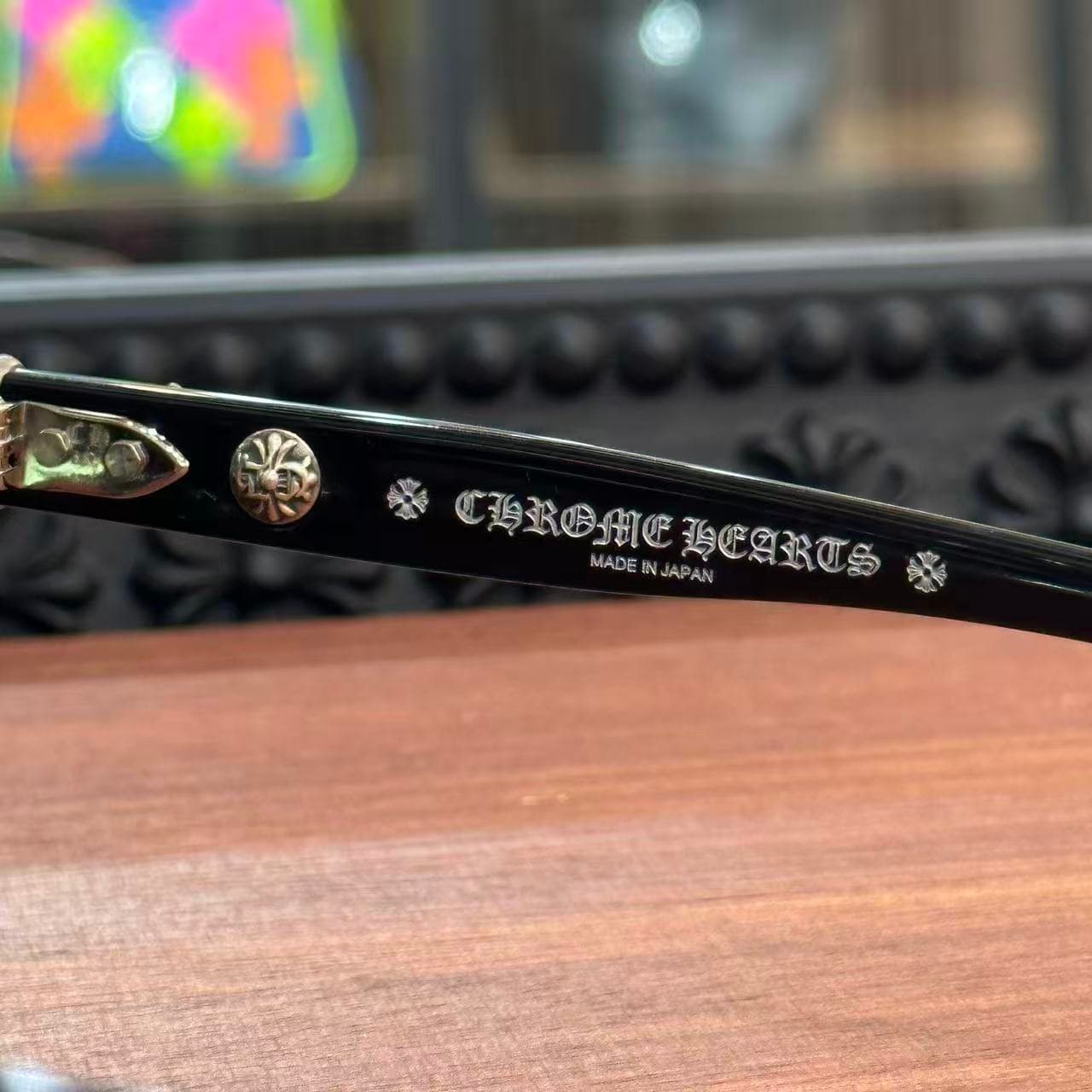 Внутренняя сторона заушника с фирменной надписью Chrome Hearts Made in Japan