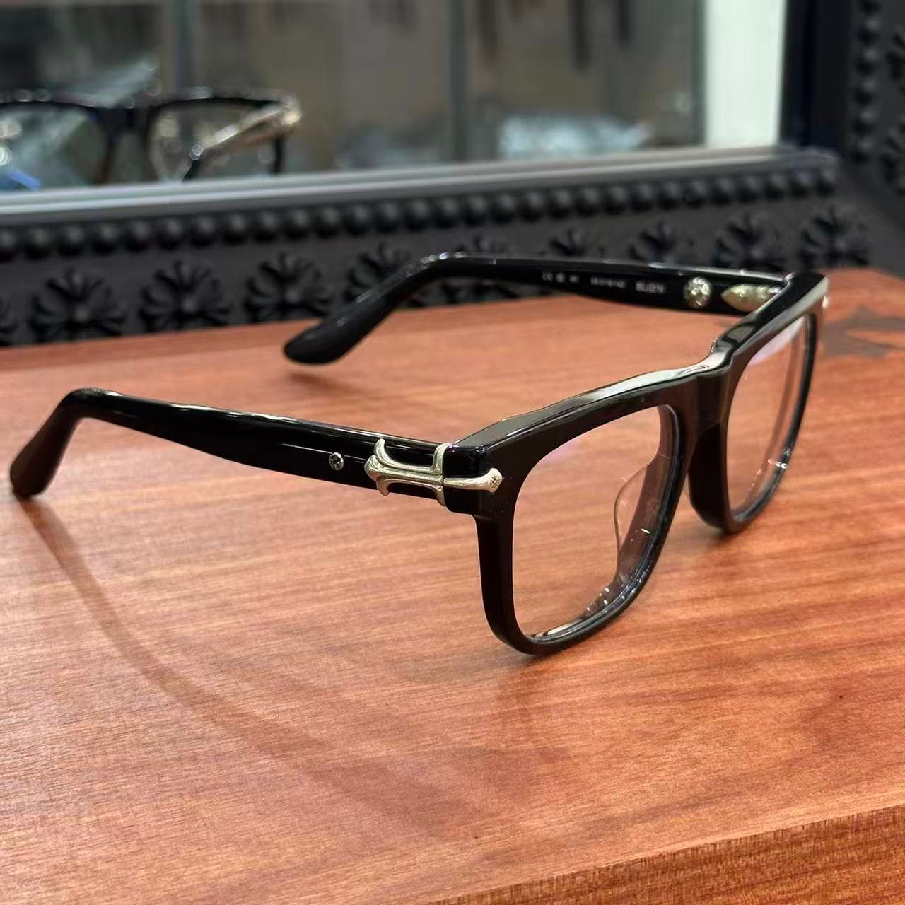 Очки Chrome Hearts SLID'N на деревянной поверхности, вид сверху под углом