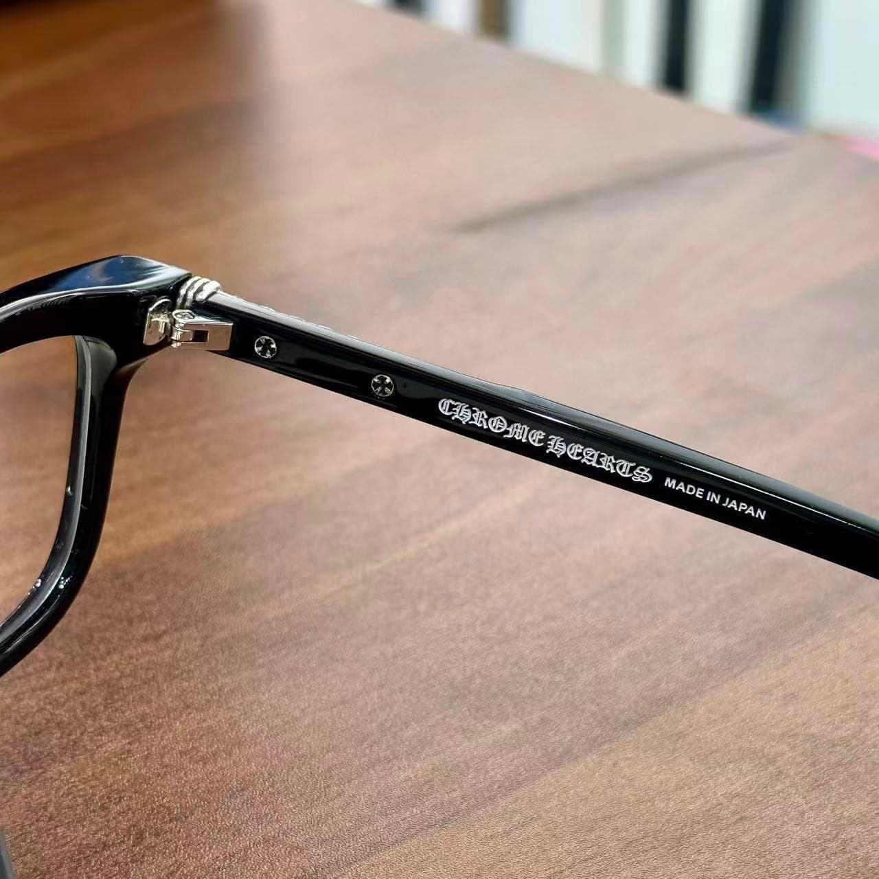 Гравировка Chrome Hearts Made in Japan на внутренней стороне заушника