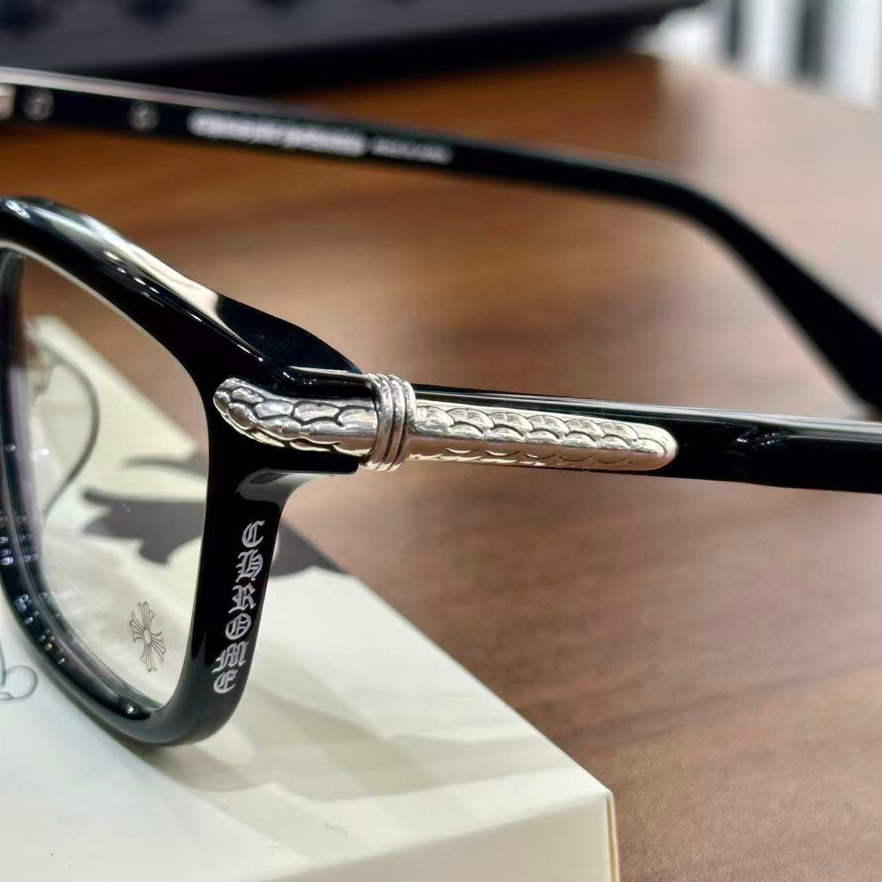 Серебряный элемент на дужке очков Chrome Hearts LITTLE DINGER крупным планом