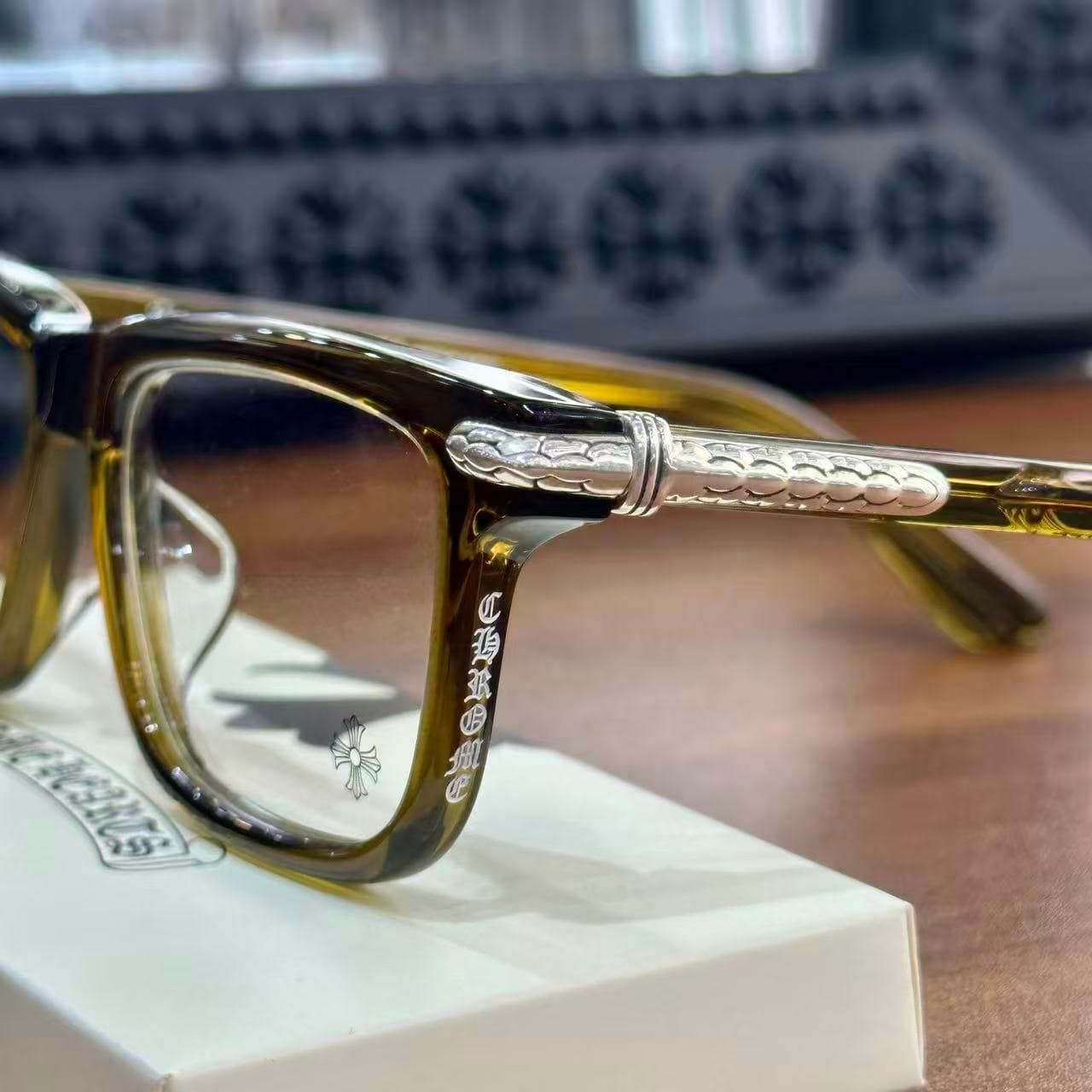 Крупный план серебряной отделки на дужке очков Chrome Hearts LITTLE DINGER