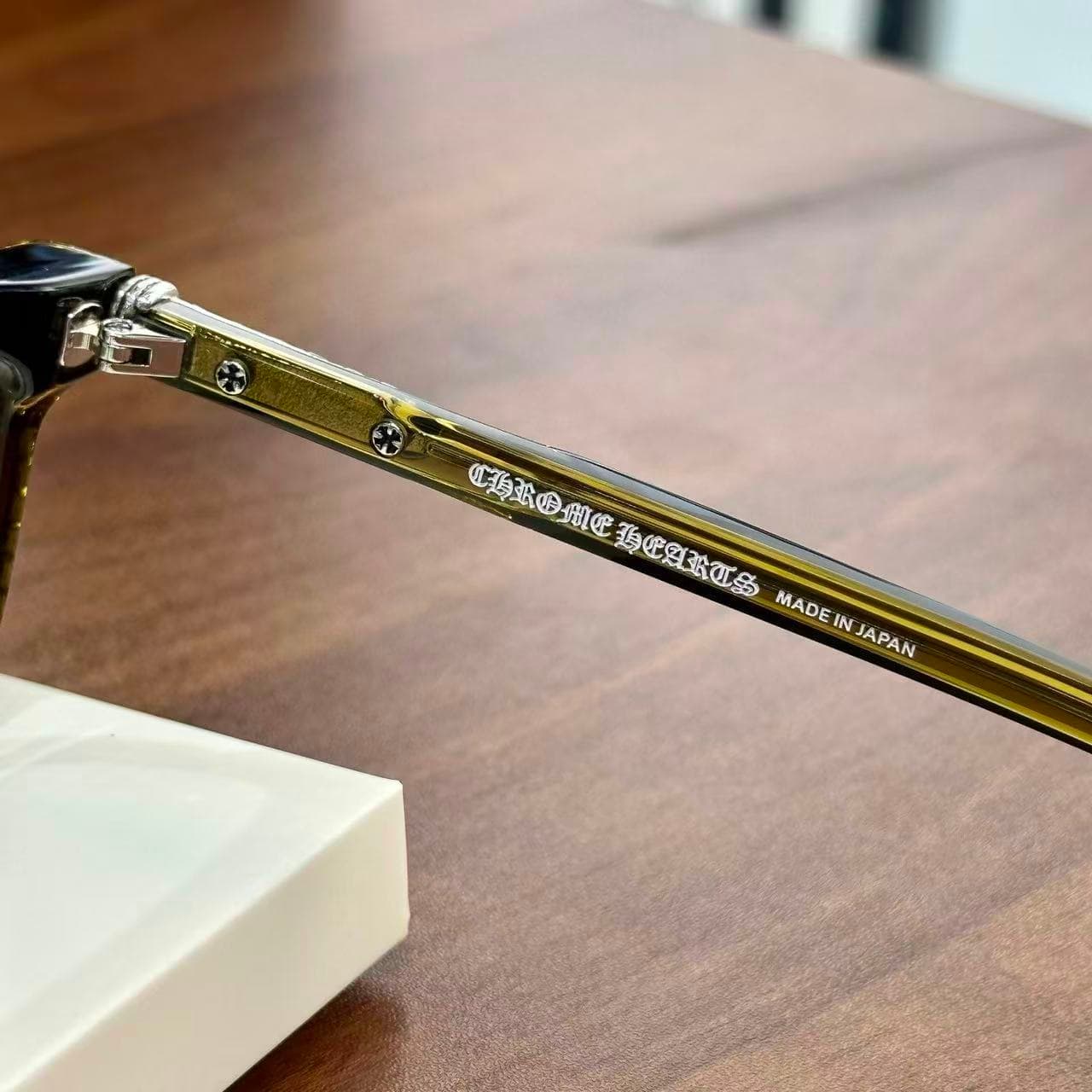 Гравировка Chrome Hearts Made in Japan на внутренней стороне заушника