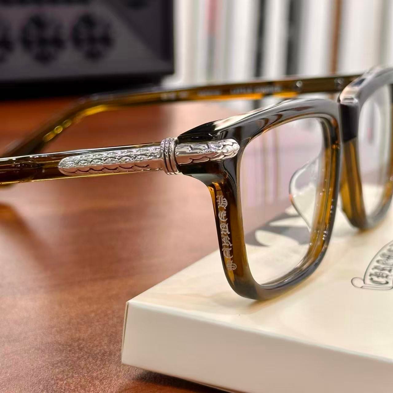 Детали шарнира и серебряного декора оправы Chrome Hearts LITTLE DINGER