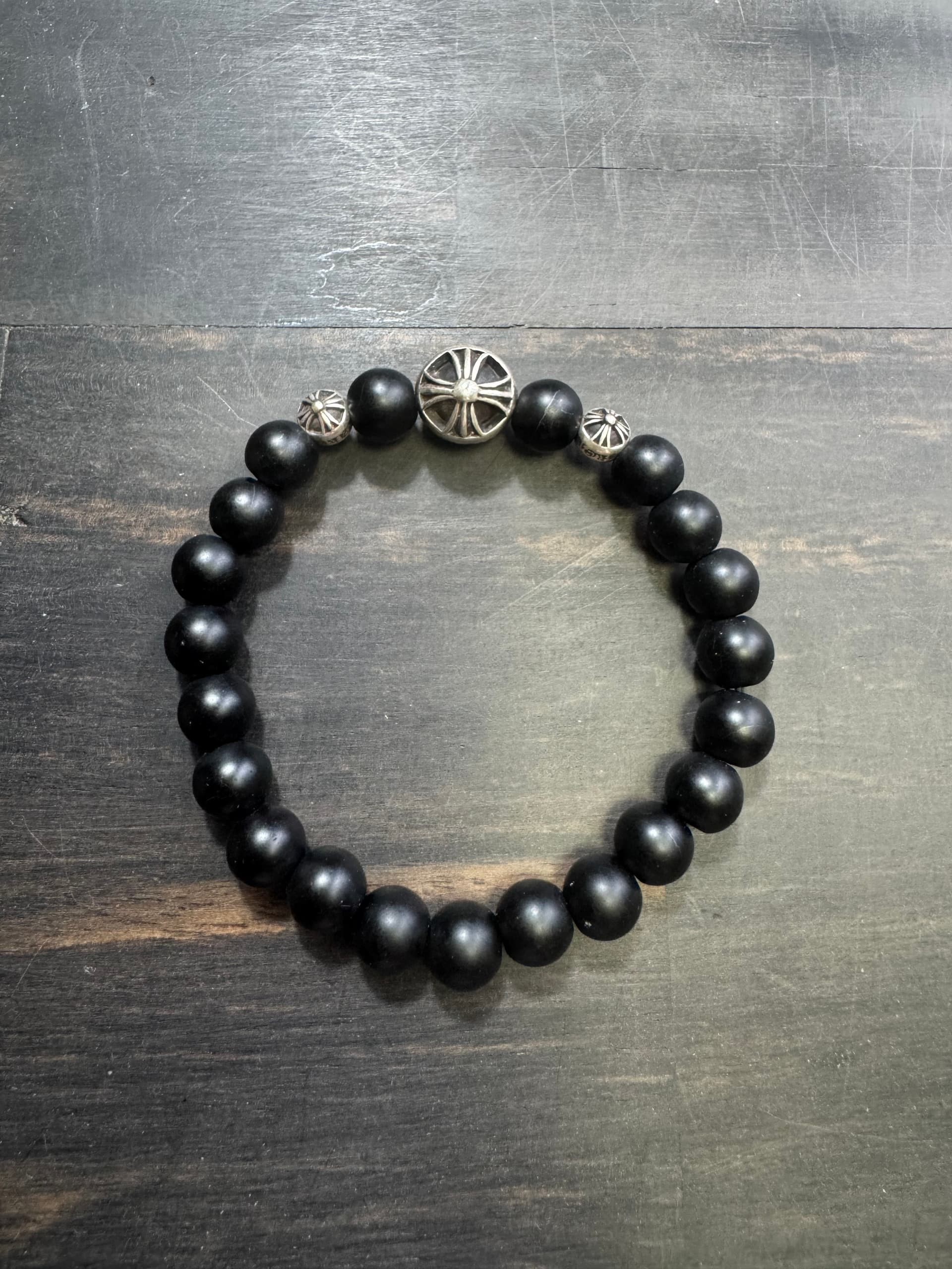 Браслет из черных матовых бусин с серебряными элементами Chrome Hearts, общий вид