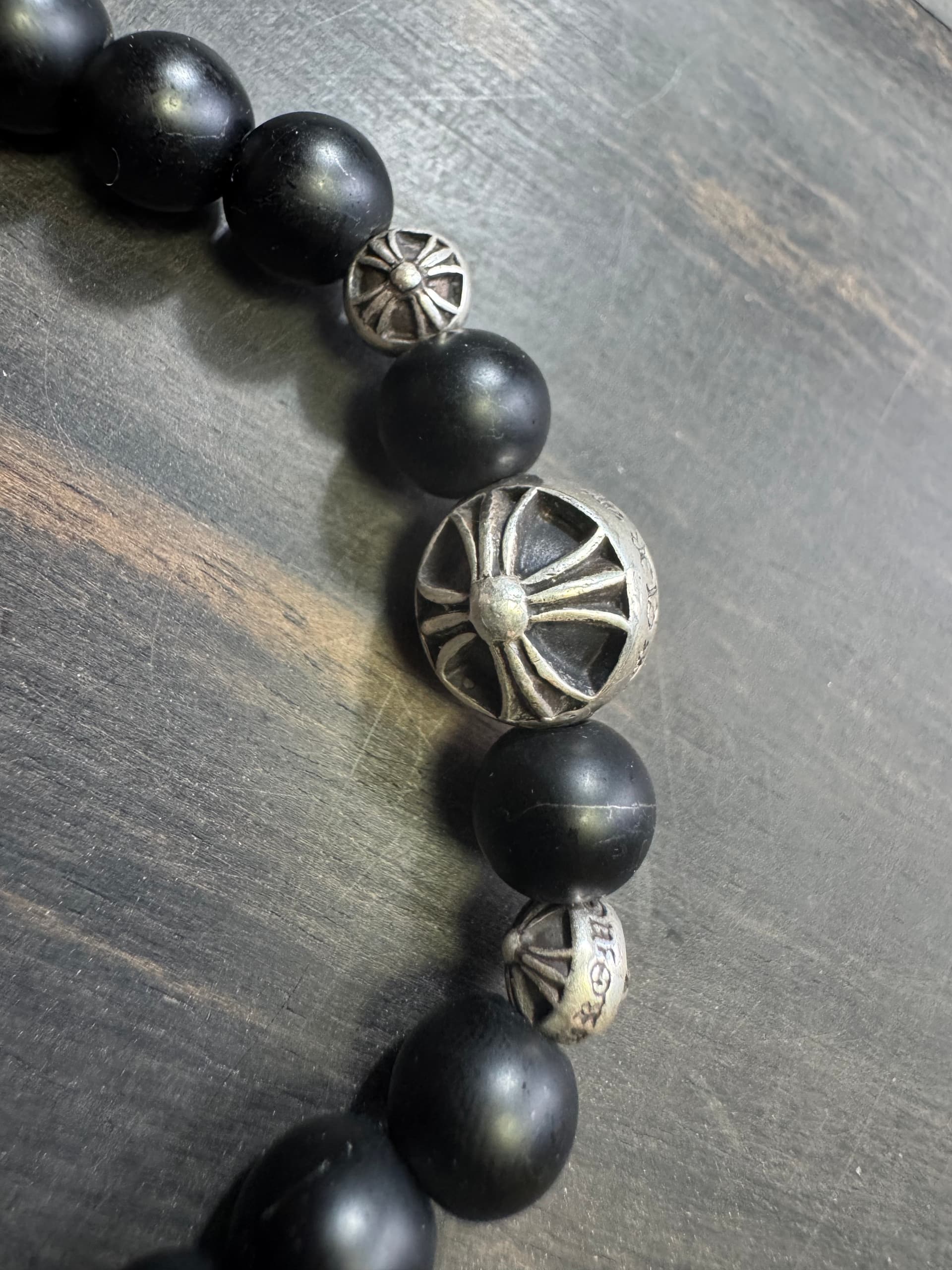 Серебряные вставки с крестом на браслете из бусин Chrome Hearts