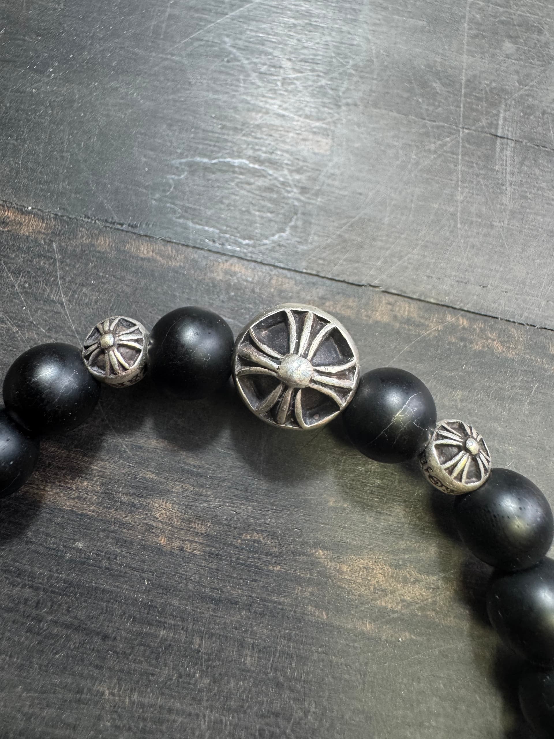 Серебряный элемент с рельефным крестом на браслете Chrome Hearts