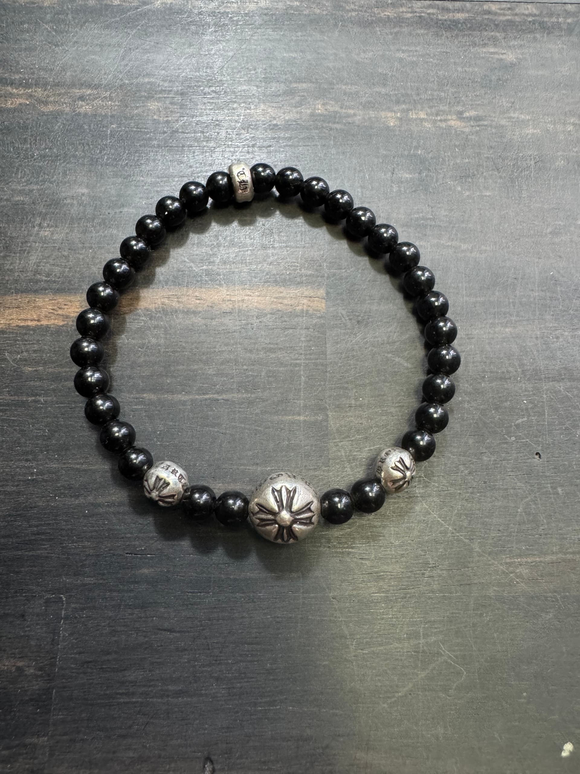 Браслет Chrome Hearts из черных бусин 4 мм с серебряными вставками, общий вид
