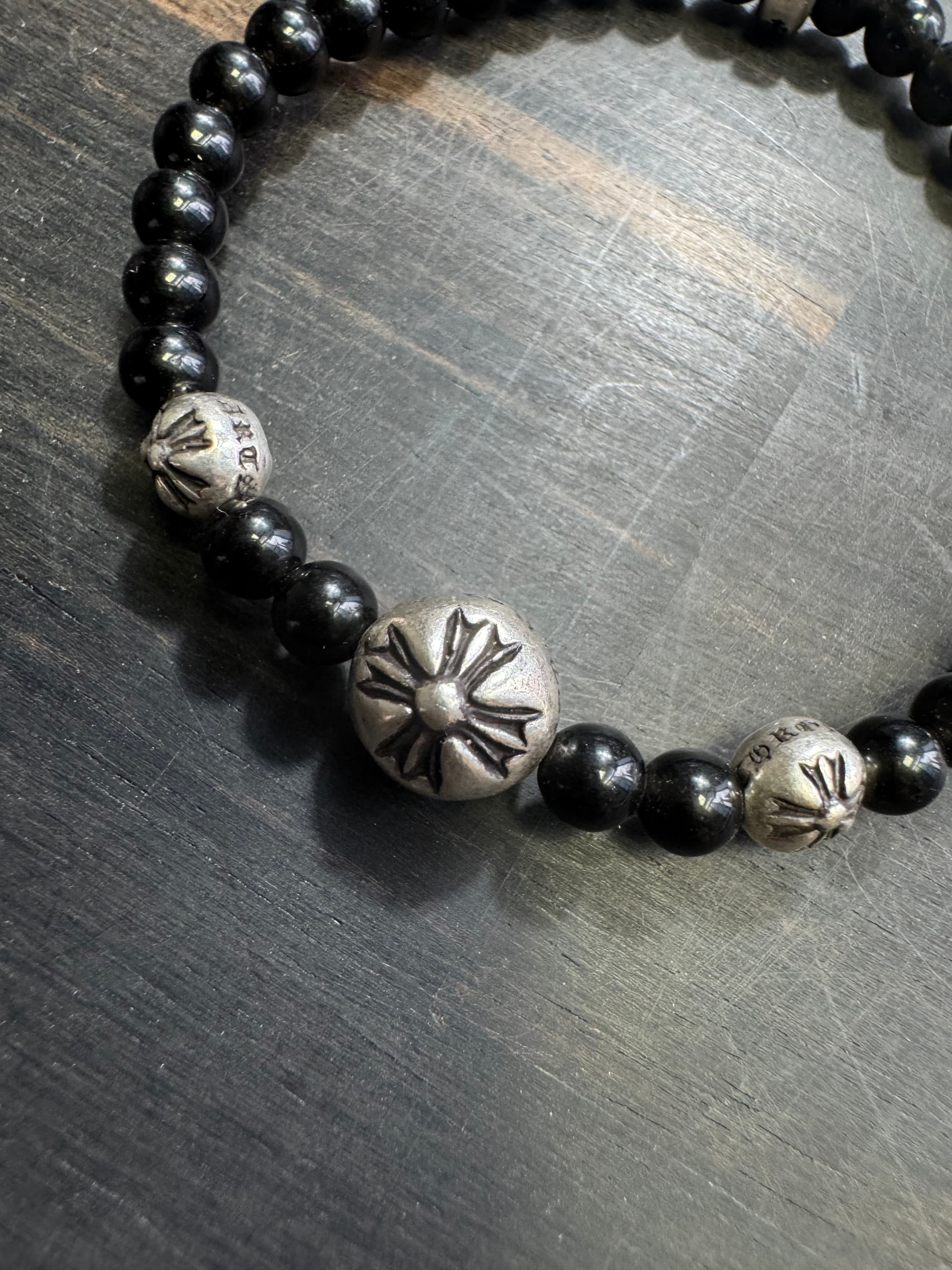 Центральная серебряная бусина Cross Ball с рельефным крестом на браслете Chrome Hearts