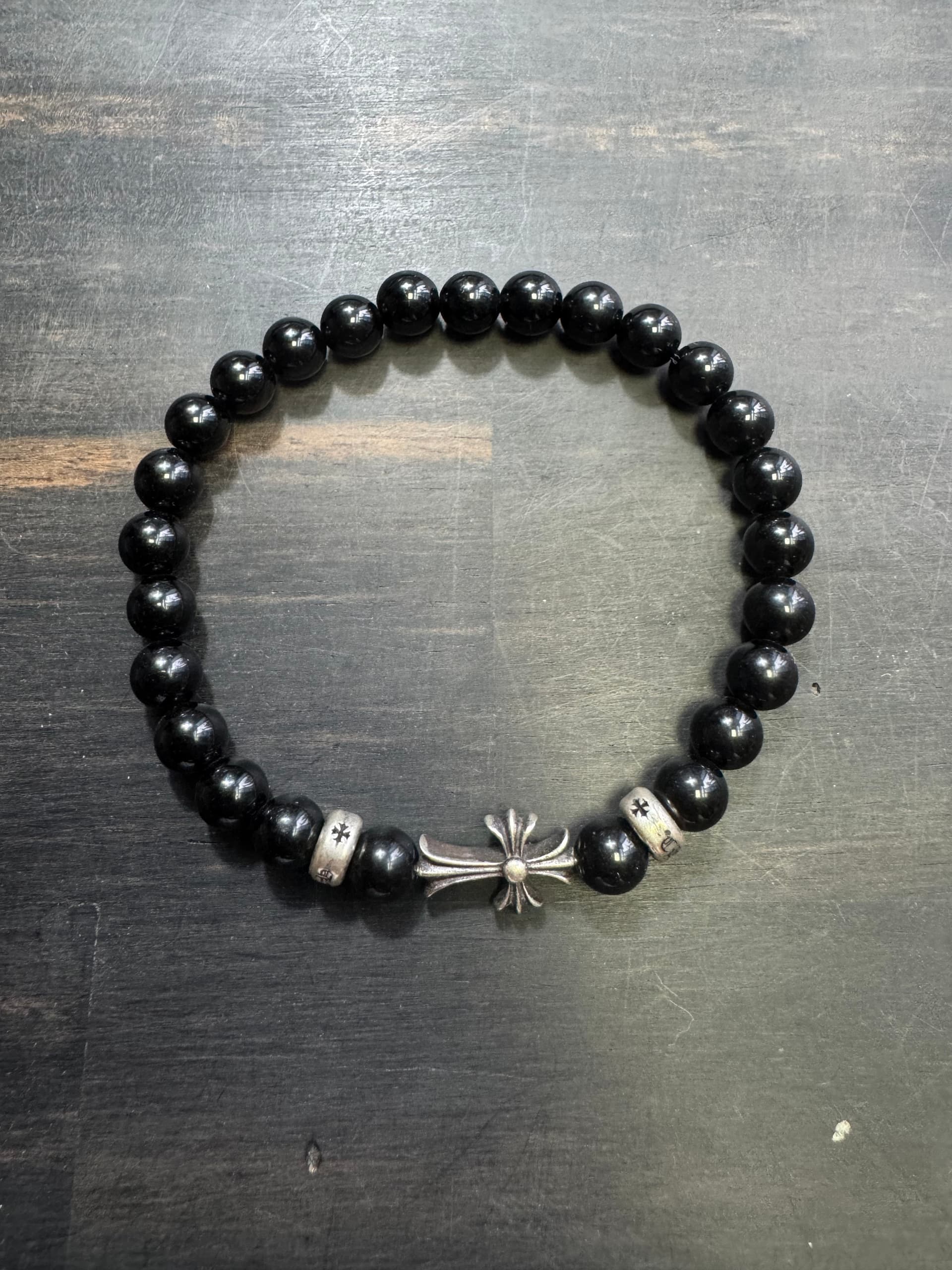 Браслет Chrome Hearts из черных каменных бусин с серебряным крестом
