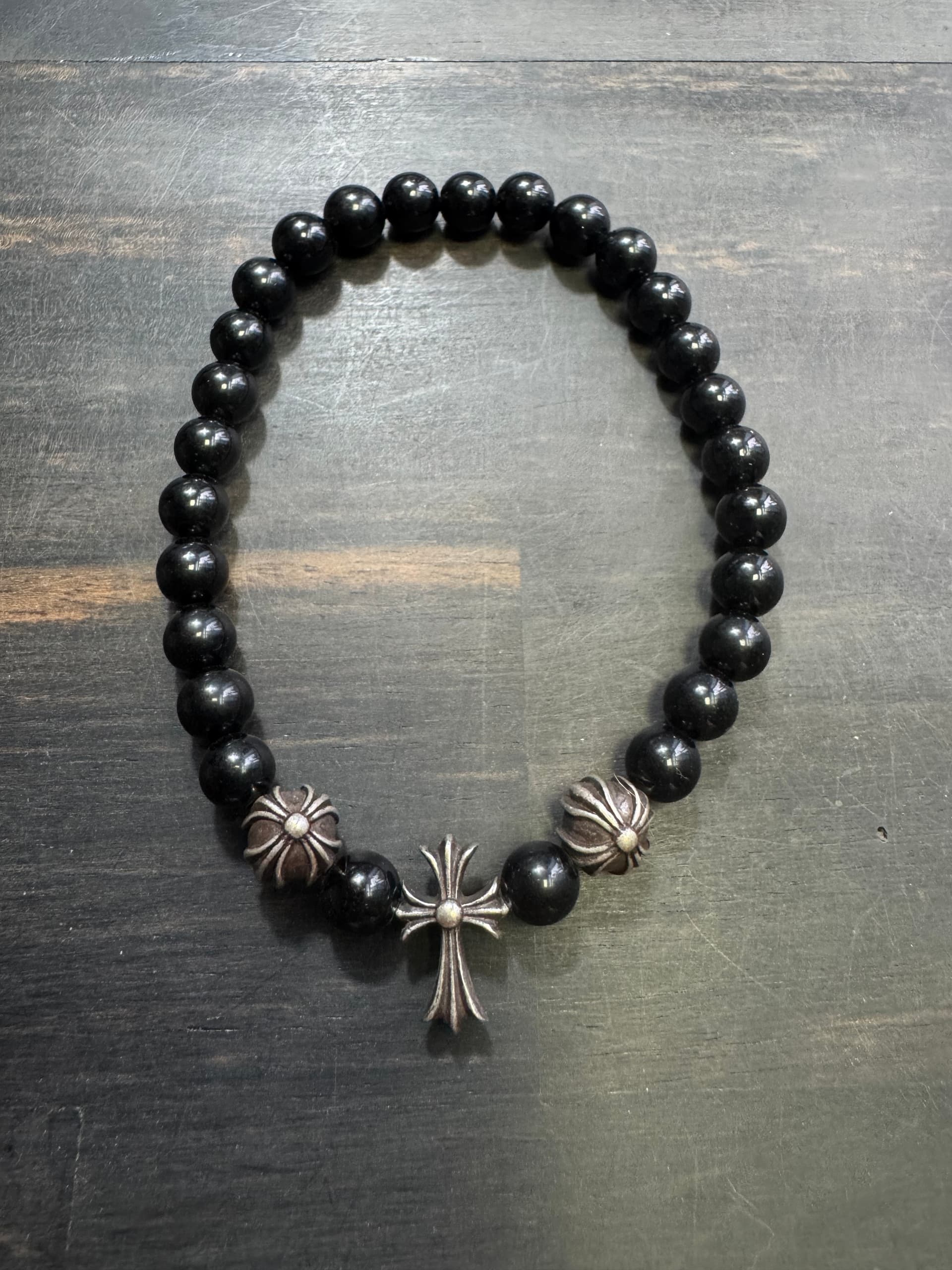 Браслет из черных каменных бусин Chrome Hearts с серебряным крестом, вид сверху
