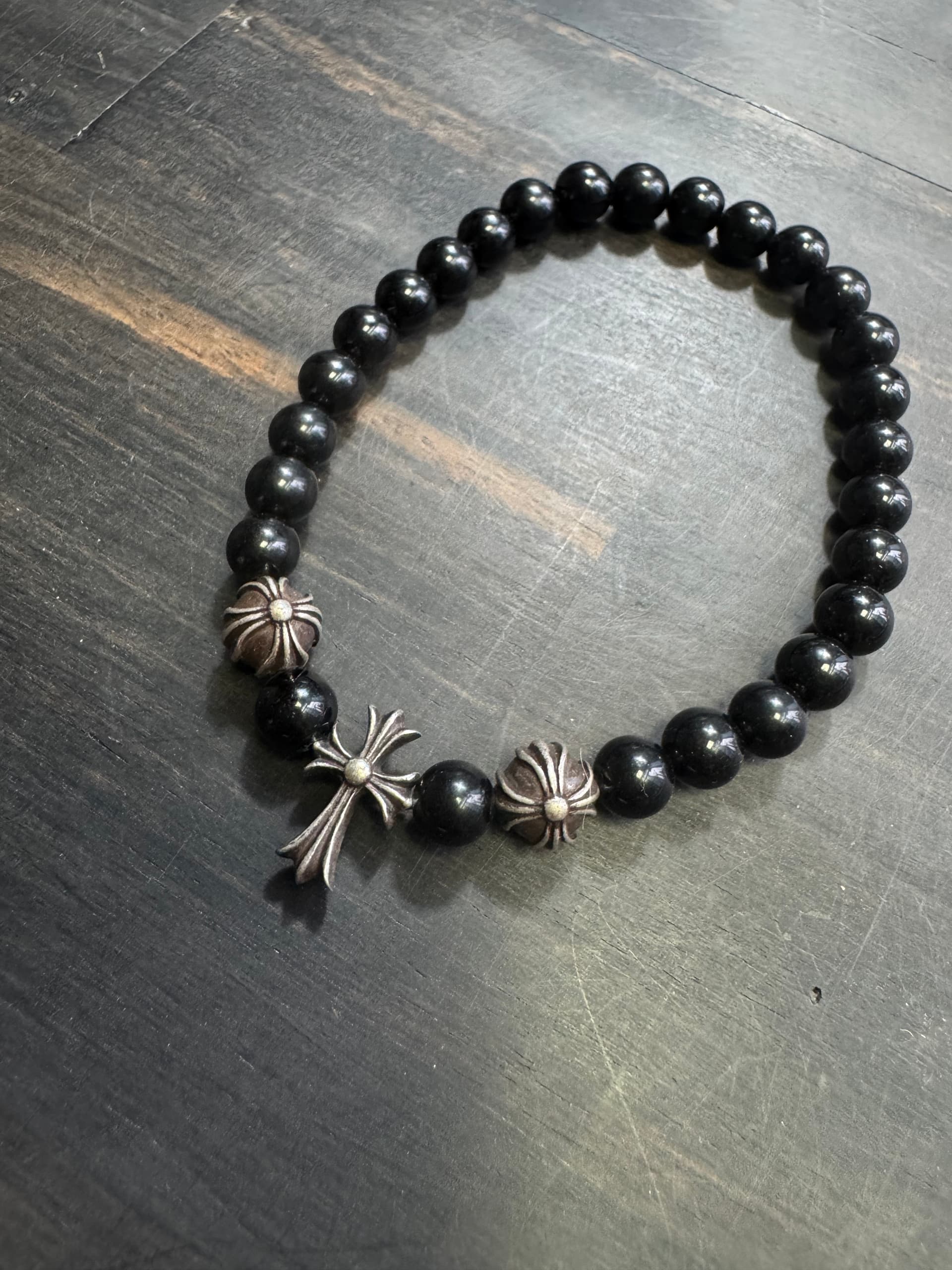 Браслет из черного камня и серебра Chrome Hearts, вид в ракурсе