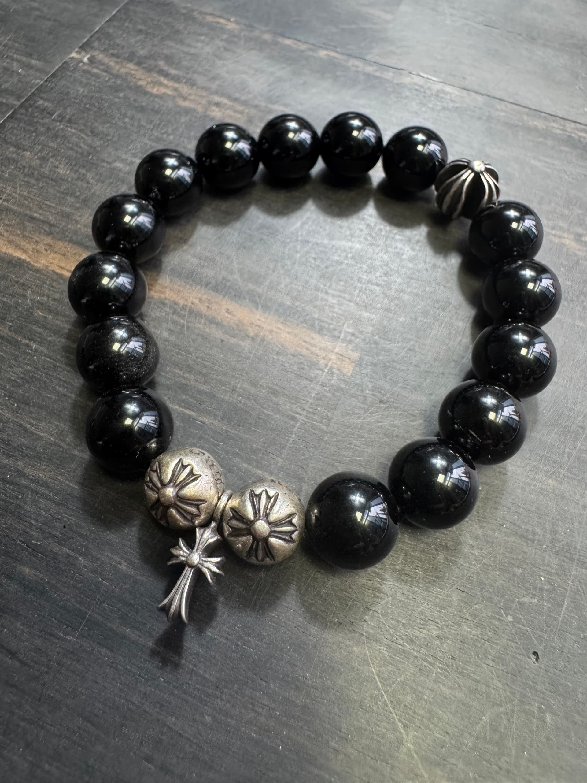 Браслет из черного камня и серебра 925 пробы Chrome Hearts в ракурсе