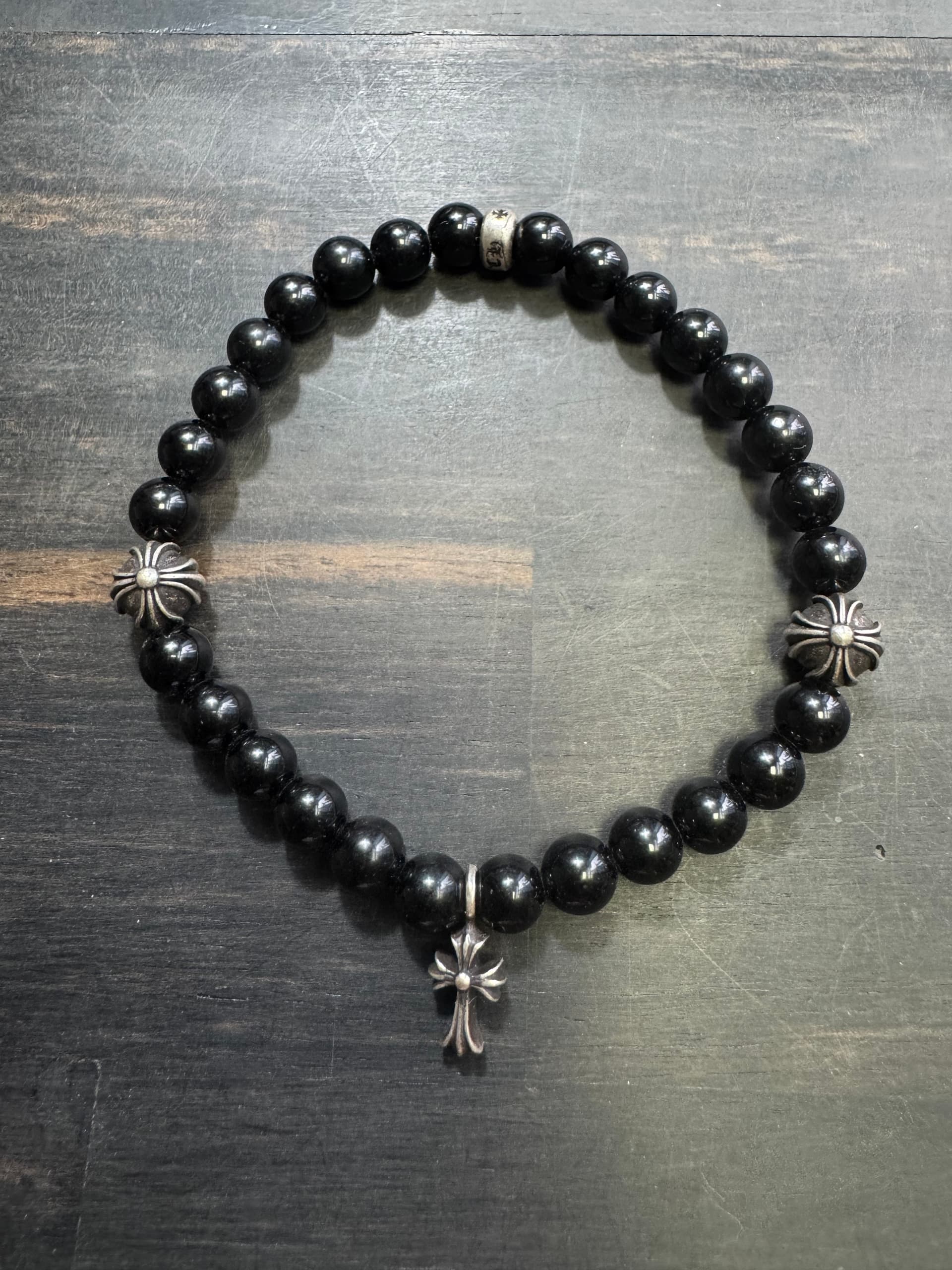 Браслет Chrome Hearts из черных бусин 6 мм с подвеской-крестом и серебряными вставками