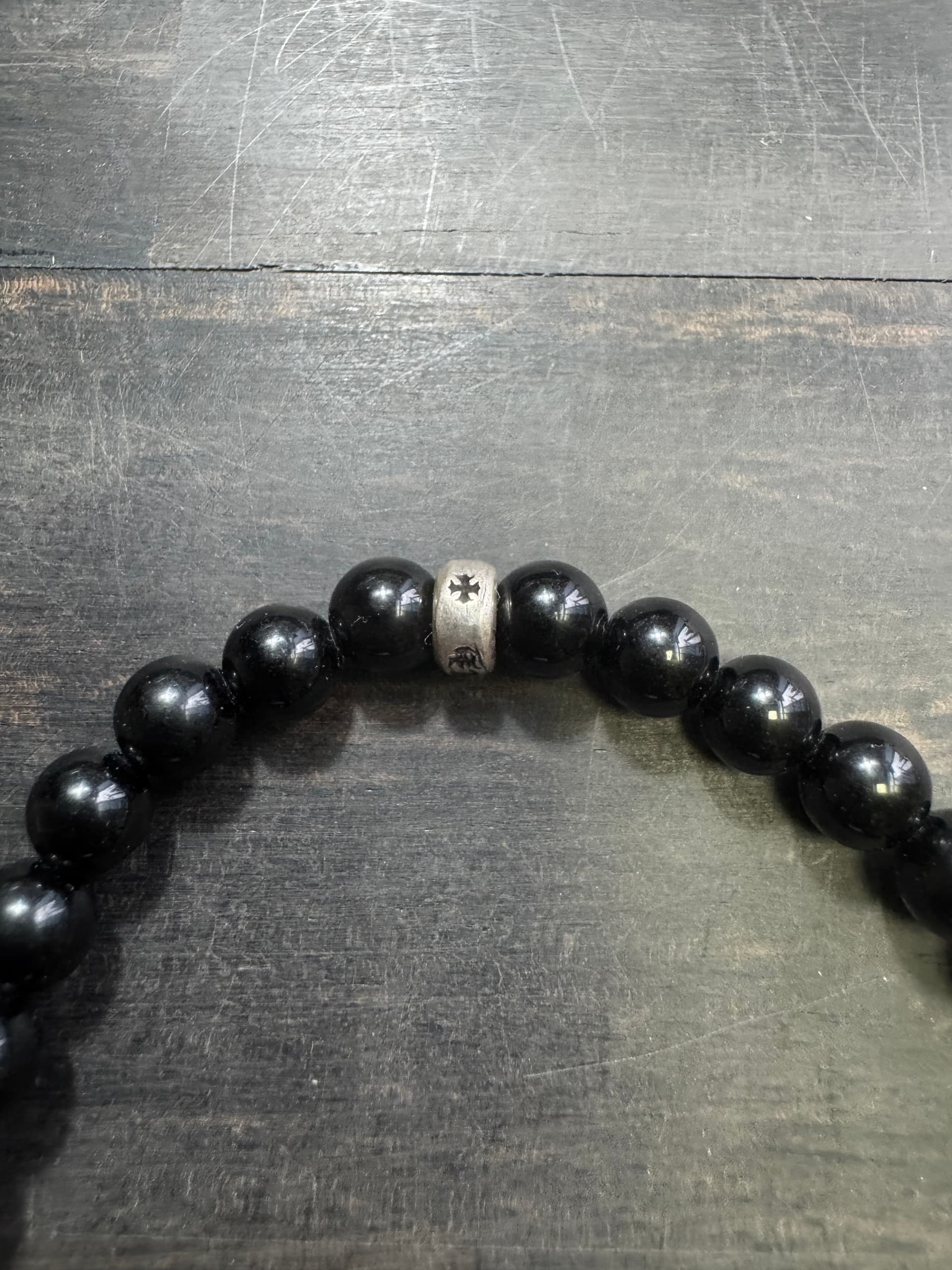 Цилиндрическая серебряная бусина с крестом Chrome Hearts крупным планом