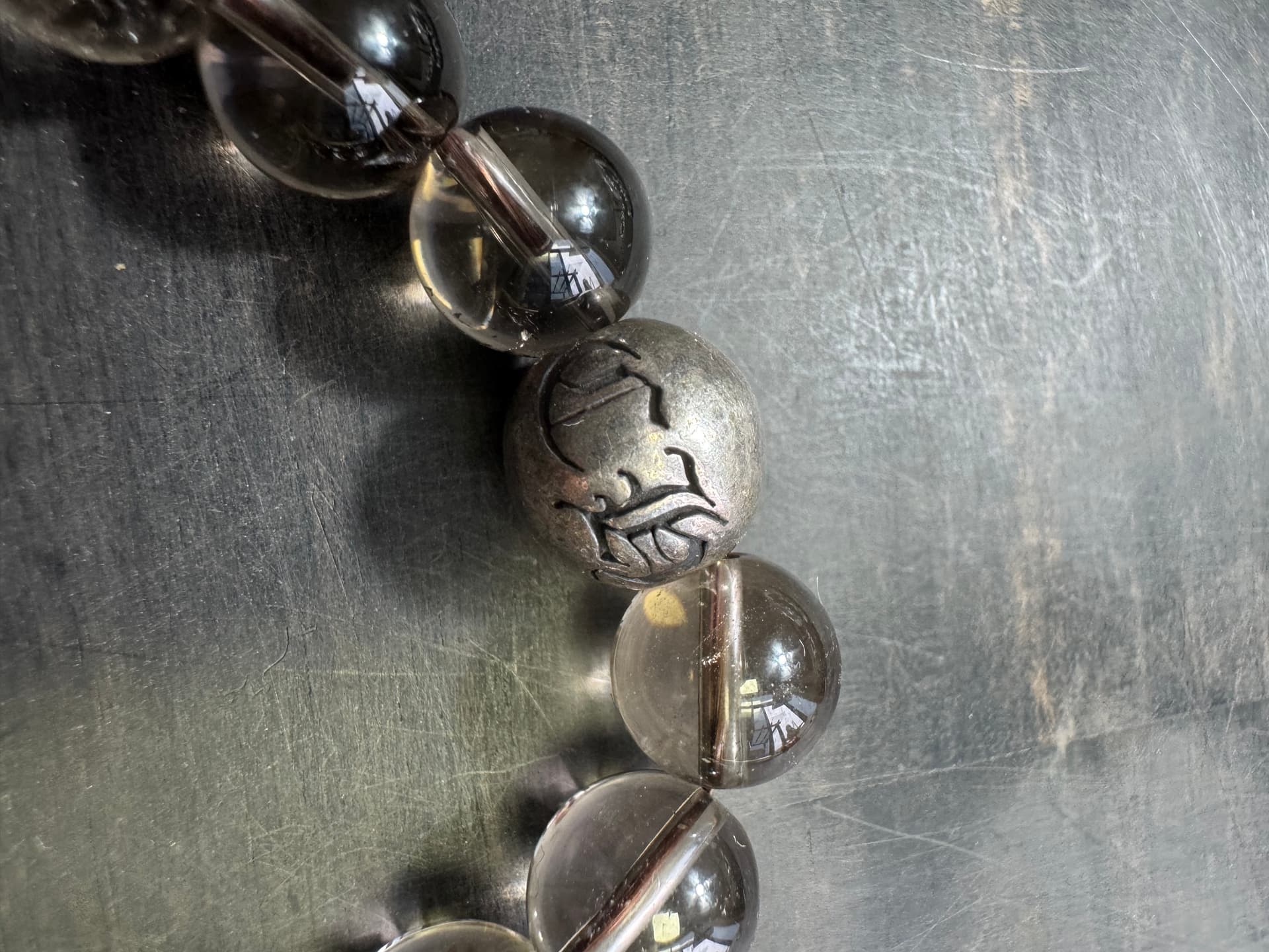 Деталь браслета Chrome Hearts — серебряная бусина 925 пробы крупным планом