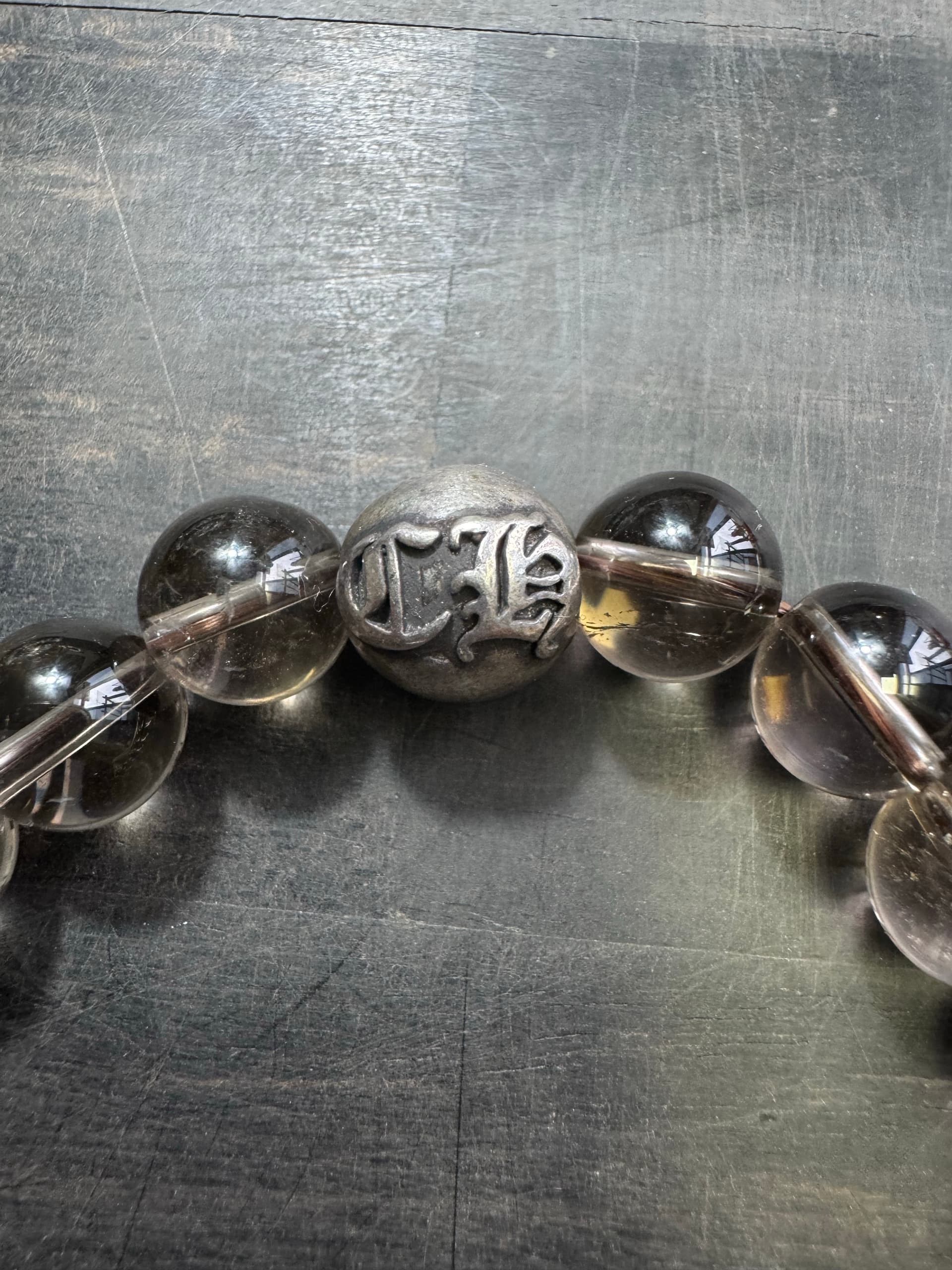 Фирменная серебряная бусина с готической гравировкой на браслете Chrome Hearts