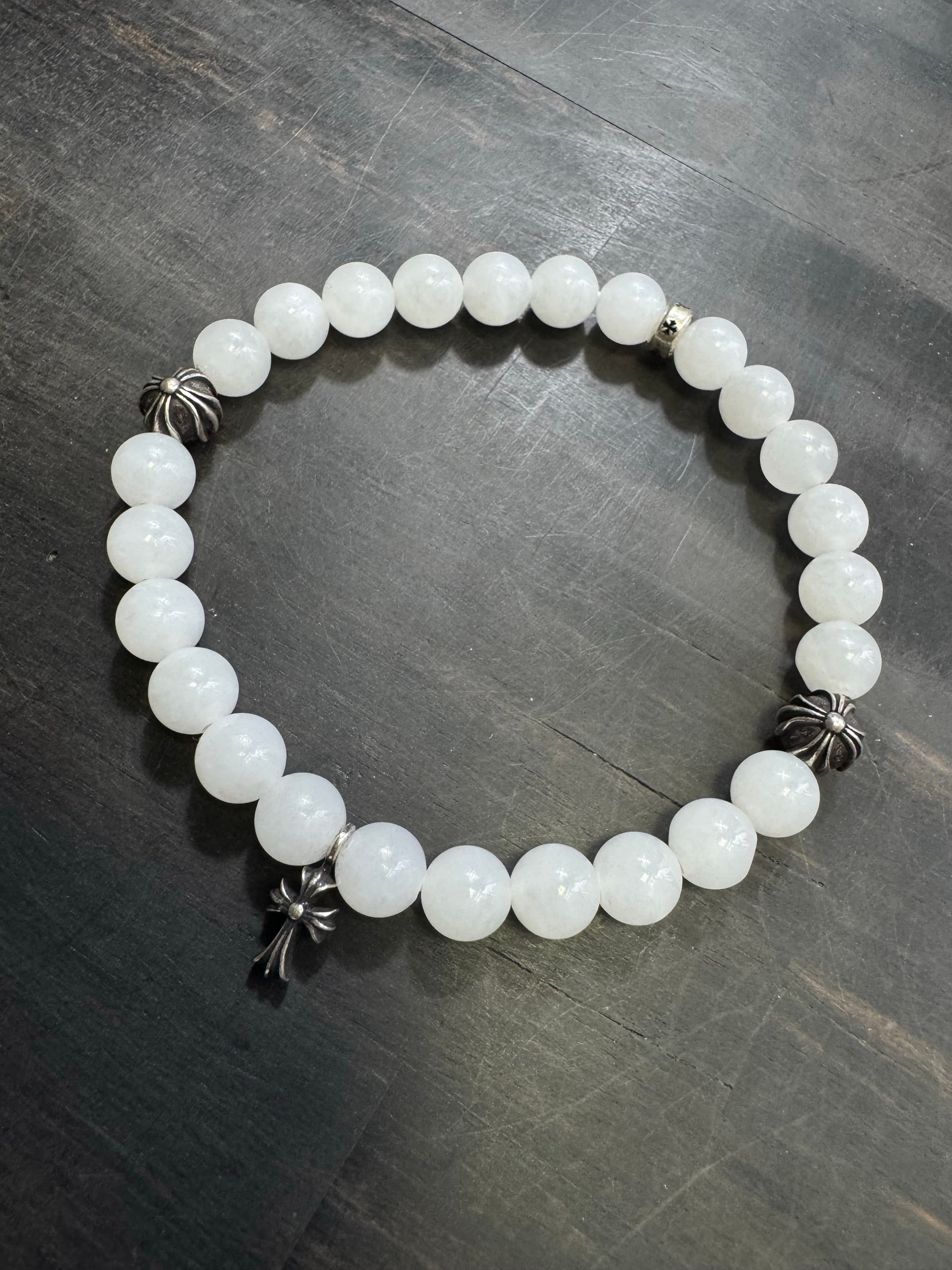 Браслет из белого агата с серебряными элементами Chrome Hearts вид сверху