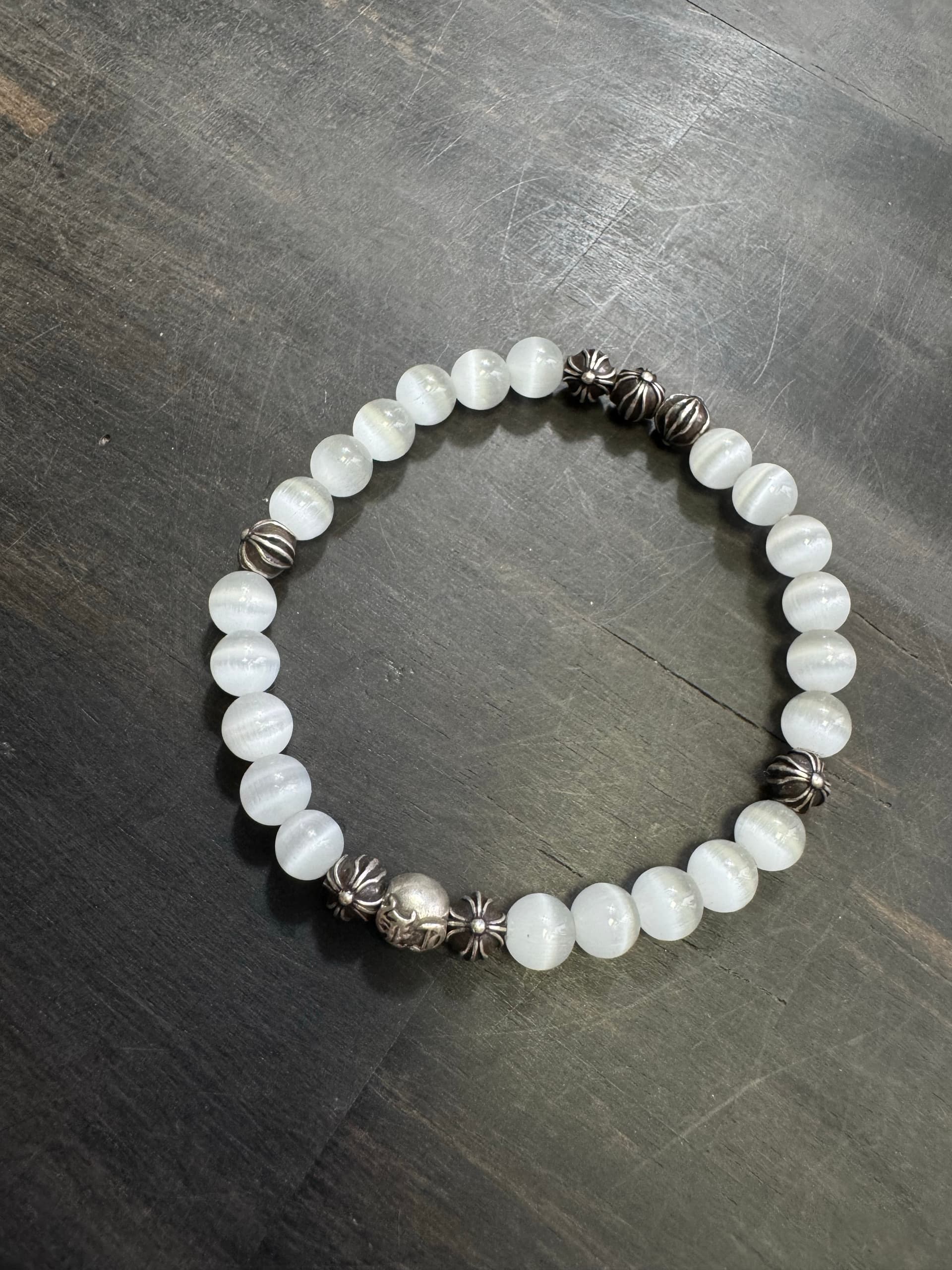 Каменный браслет Chrome Hearts с серебряными элементами 925 пробы на темном фоне