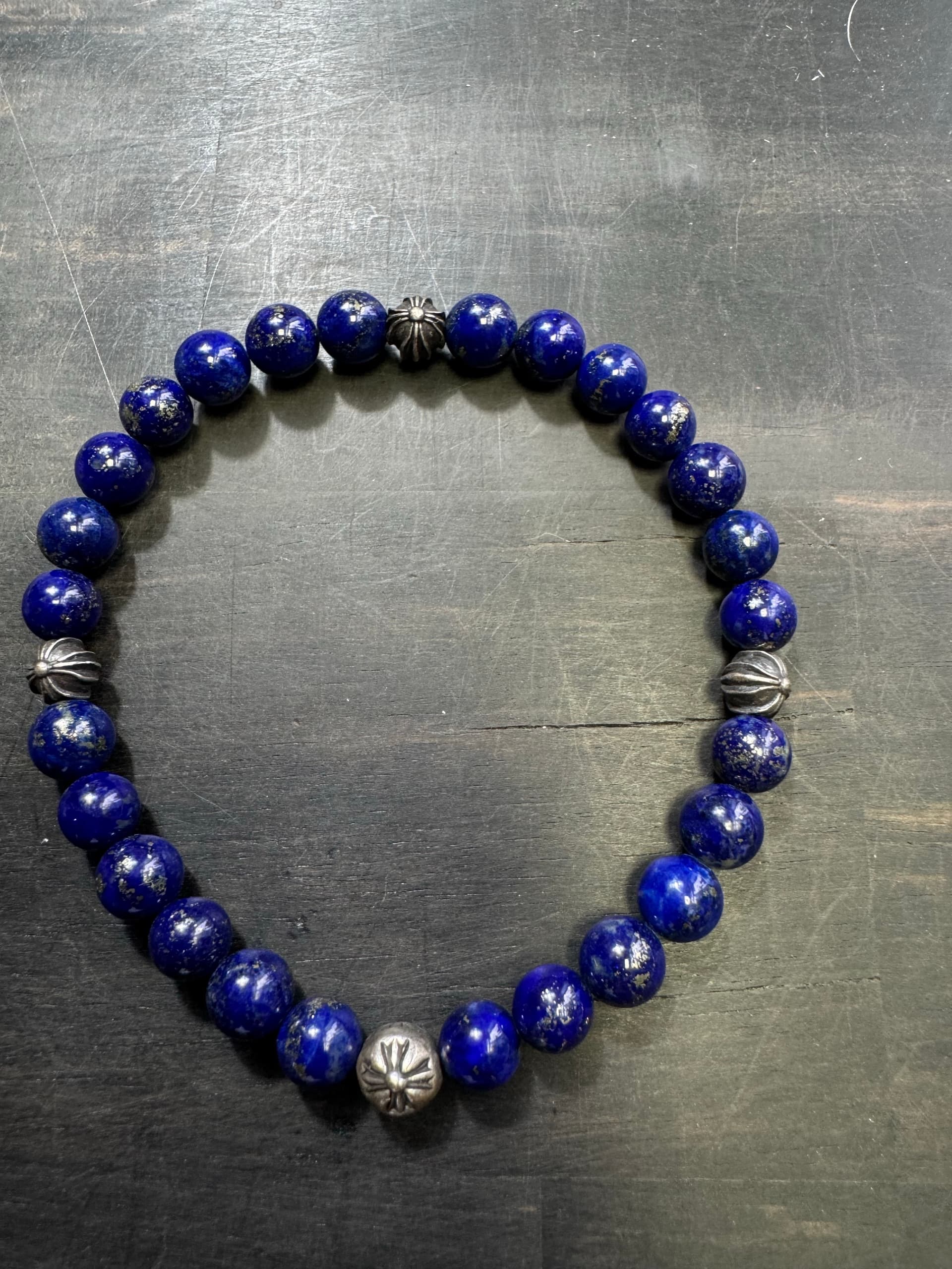Браслет Chrome Hearts из бусин лазурита 6 мм с серебряными вставками, общий вид