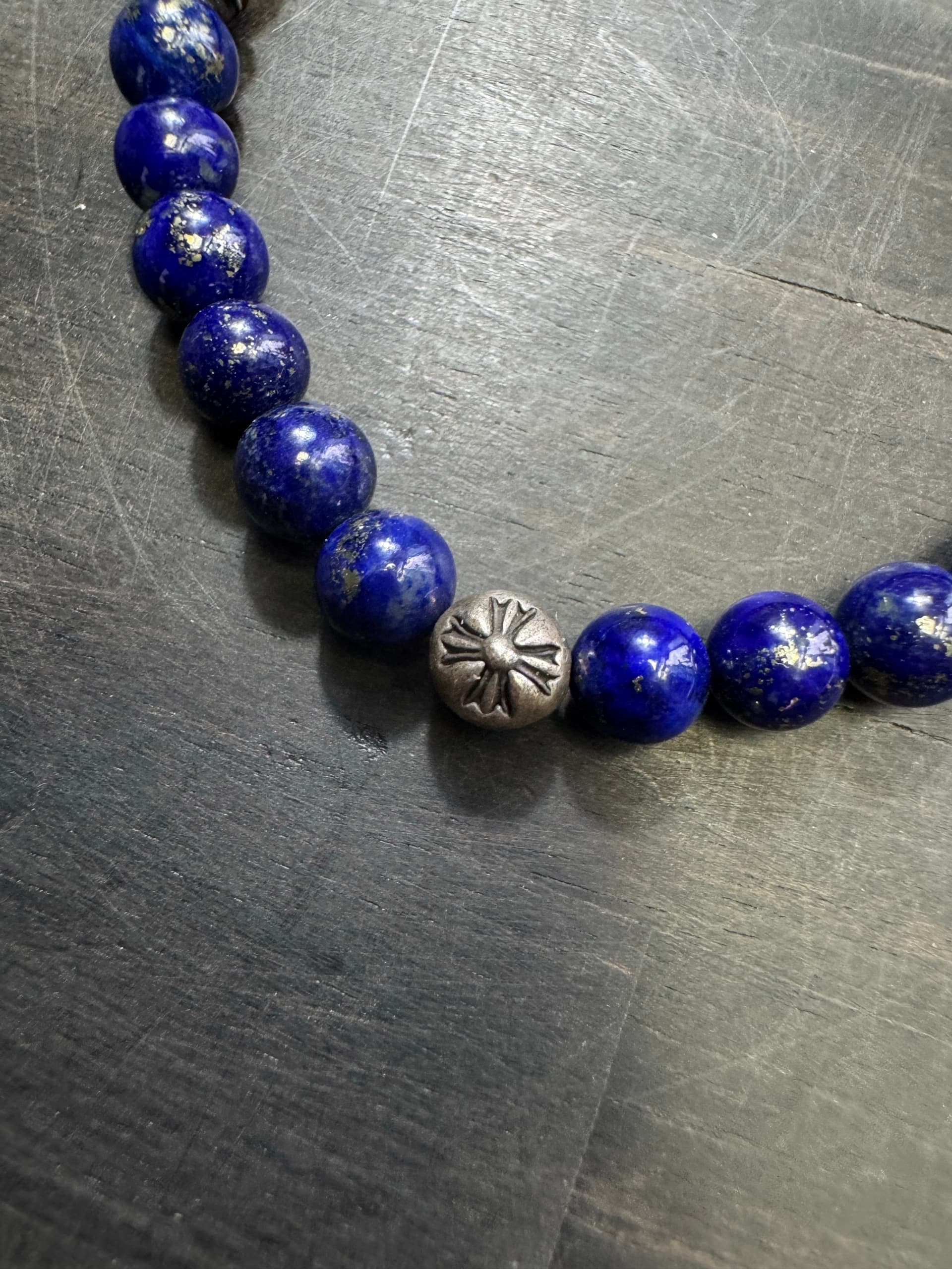 Фрагмент браслета из лазурита с серебряной бусиной с гравировкой Chrome Hearts