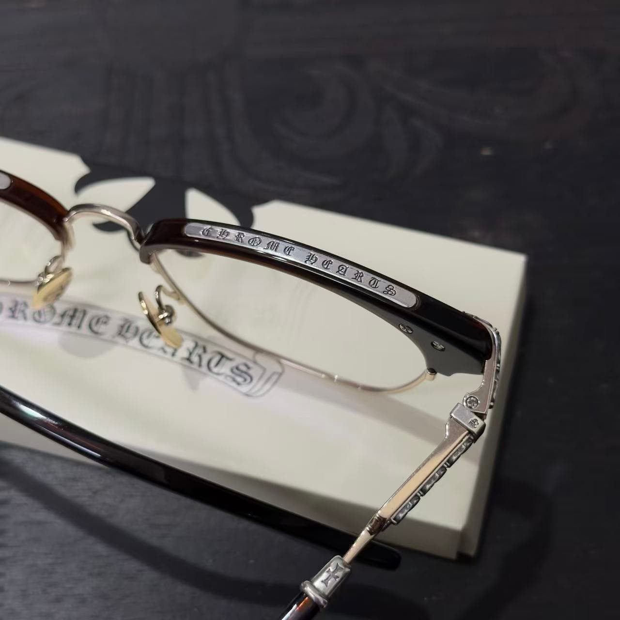 Гравировка бренда на верхней планке оправы Chrome Hearts VERTICAL SMILE II