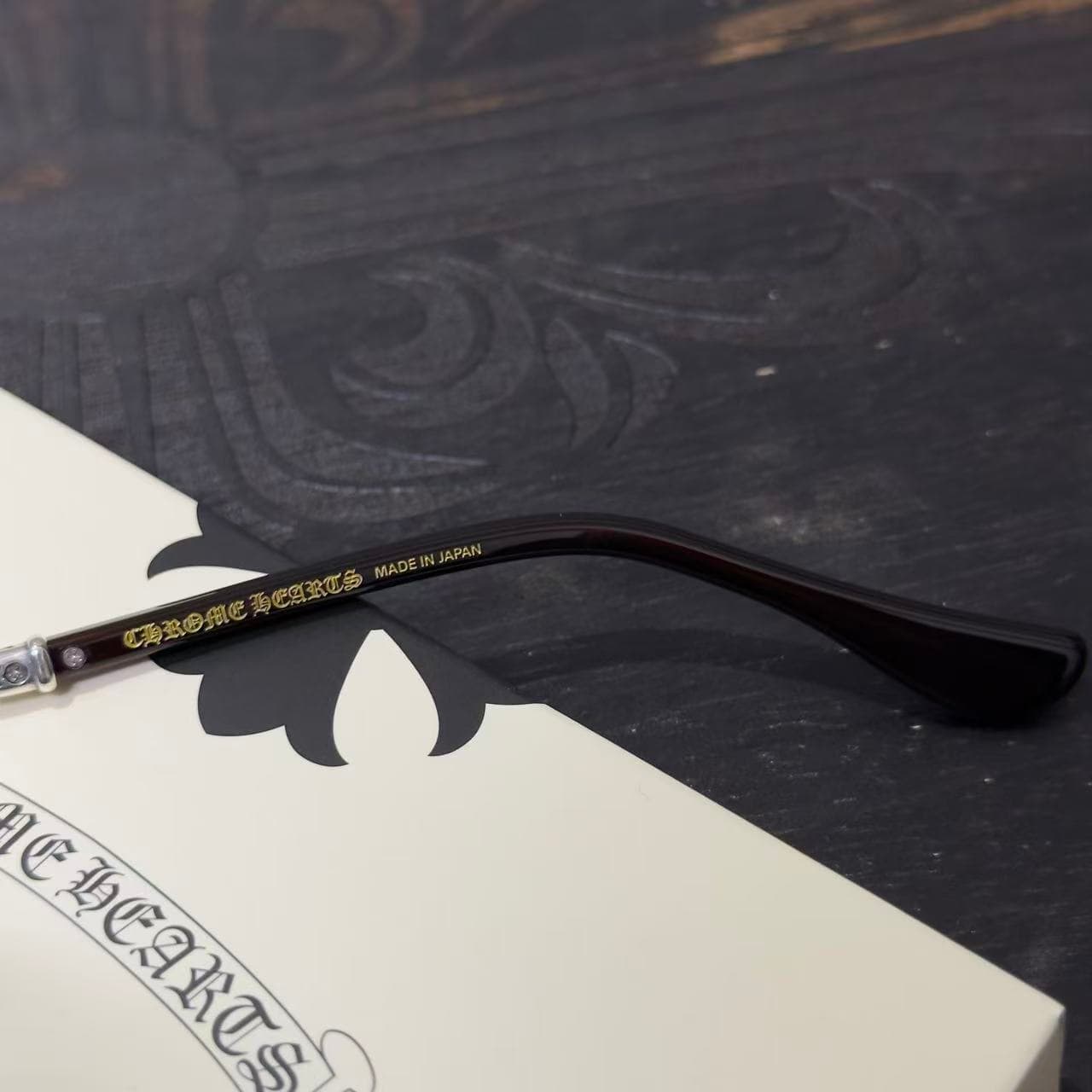 Внутренняя сторона заушника с гравировкой Chrome Hearts Made in Japan