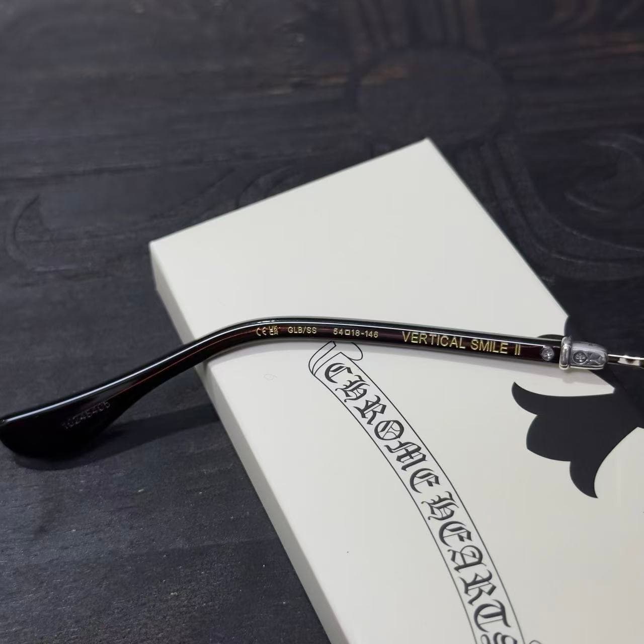Маркировка модели VERTICAL SMILE II и параметров размера на заушнике очков Chrome Hearts