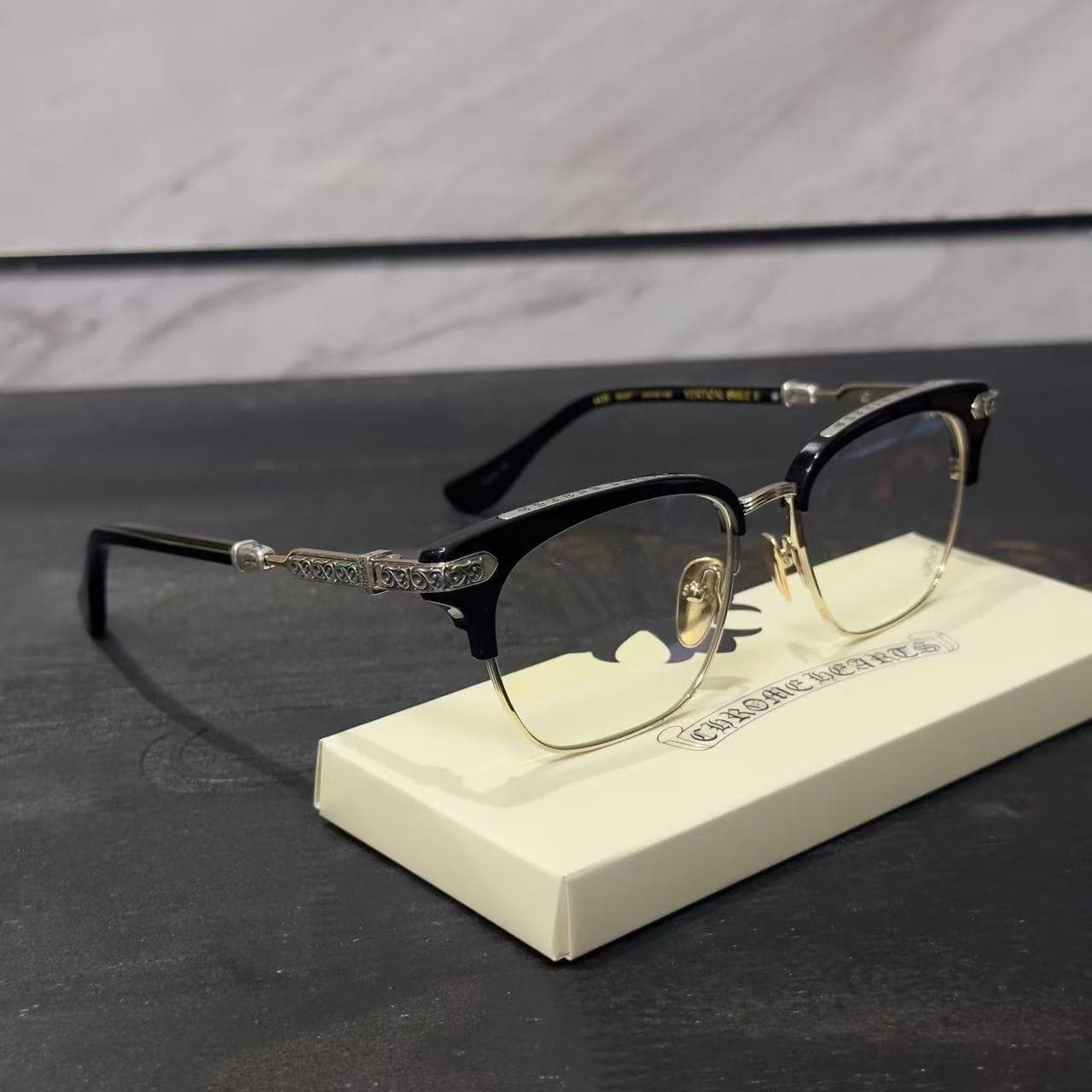 Очки Chrome Hearts VERTICAL SMILE II в полуободковой оправе, вид спереди сбоку