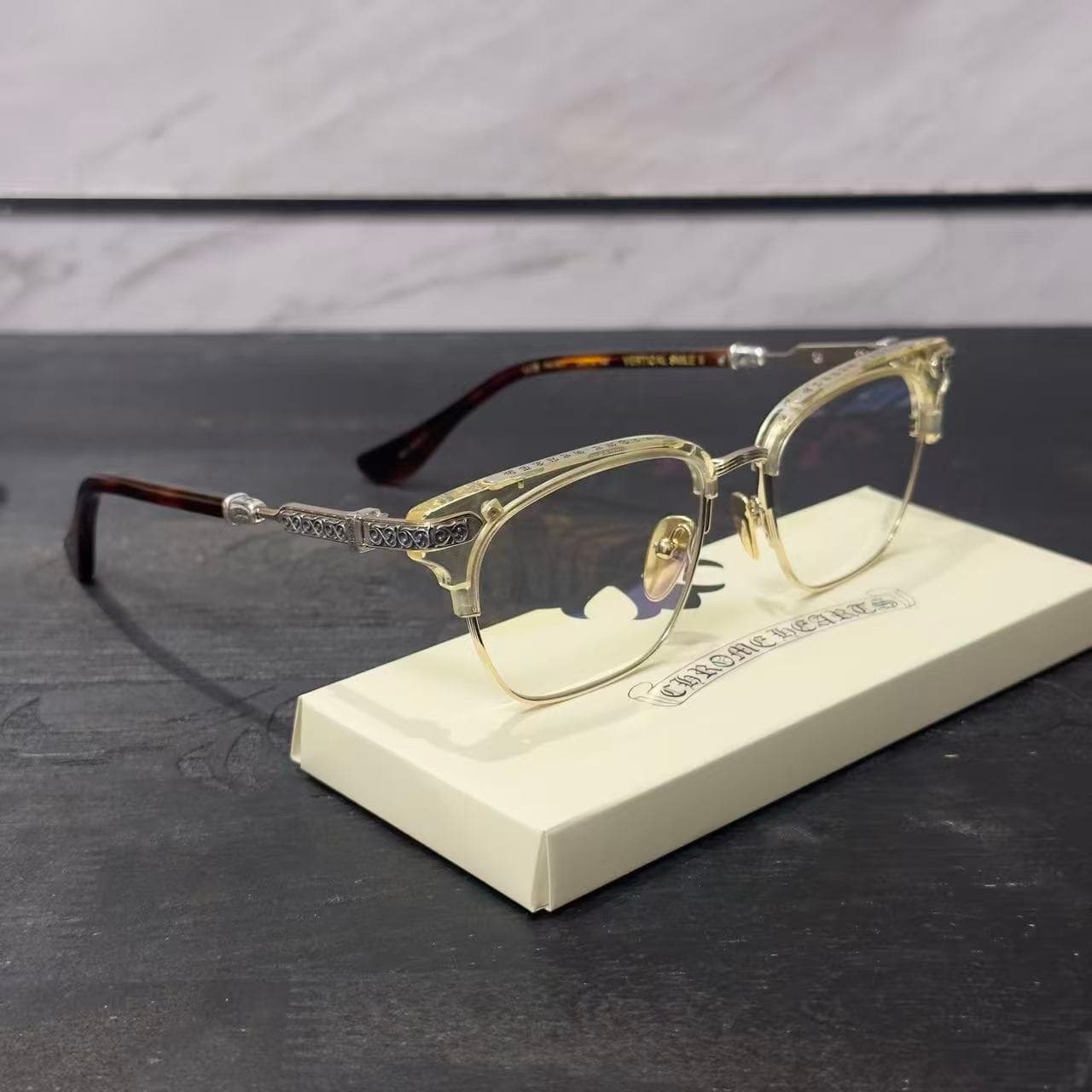Оправа Chrome Hearts VERTICAL SMILE II, вид спереди в три четверти