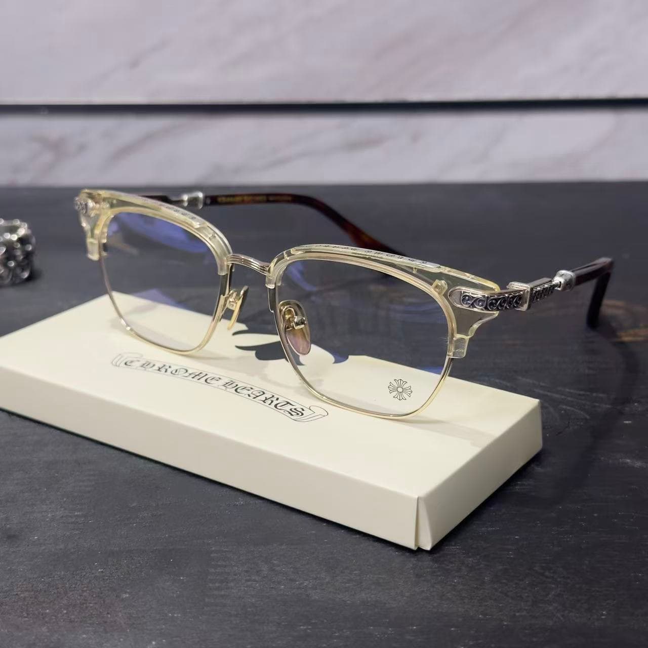 Очки Chrome Hearts VERTICAL SMILE II на фирменной подставке