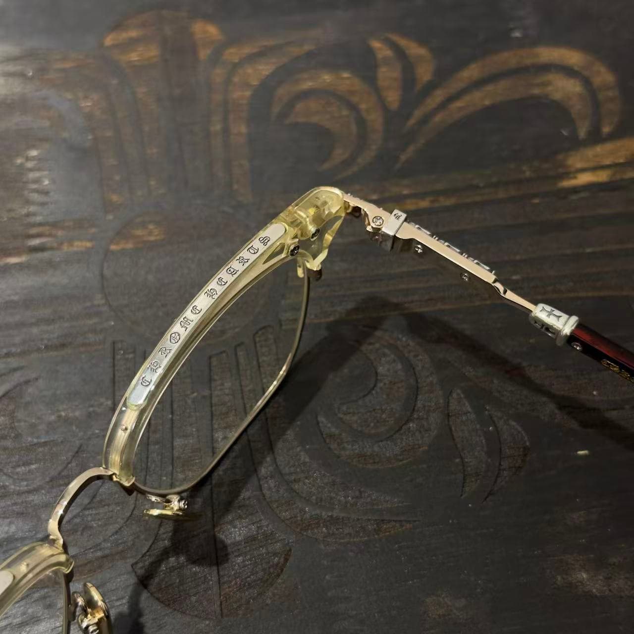 Верхняя часть рамки очков с гравировкой Chrome Hearts