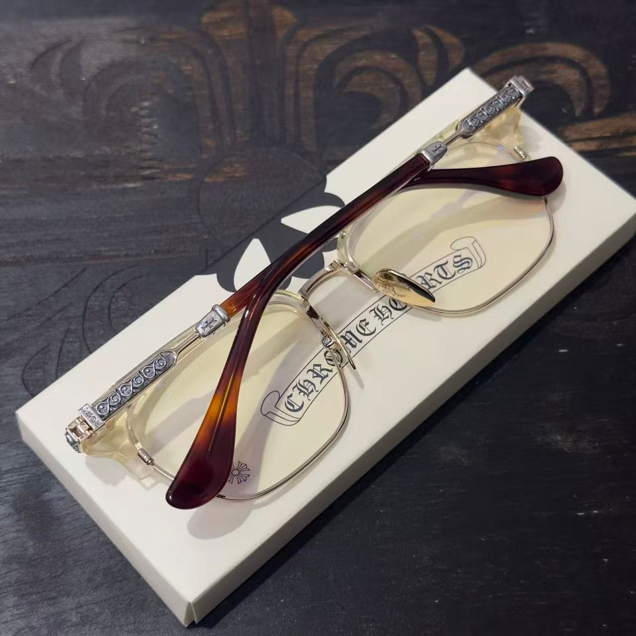 Вид очков Chrome Hearts VERTICAL SMILE II сверху в сложенном виде