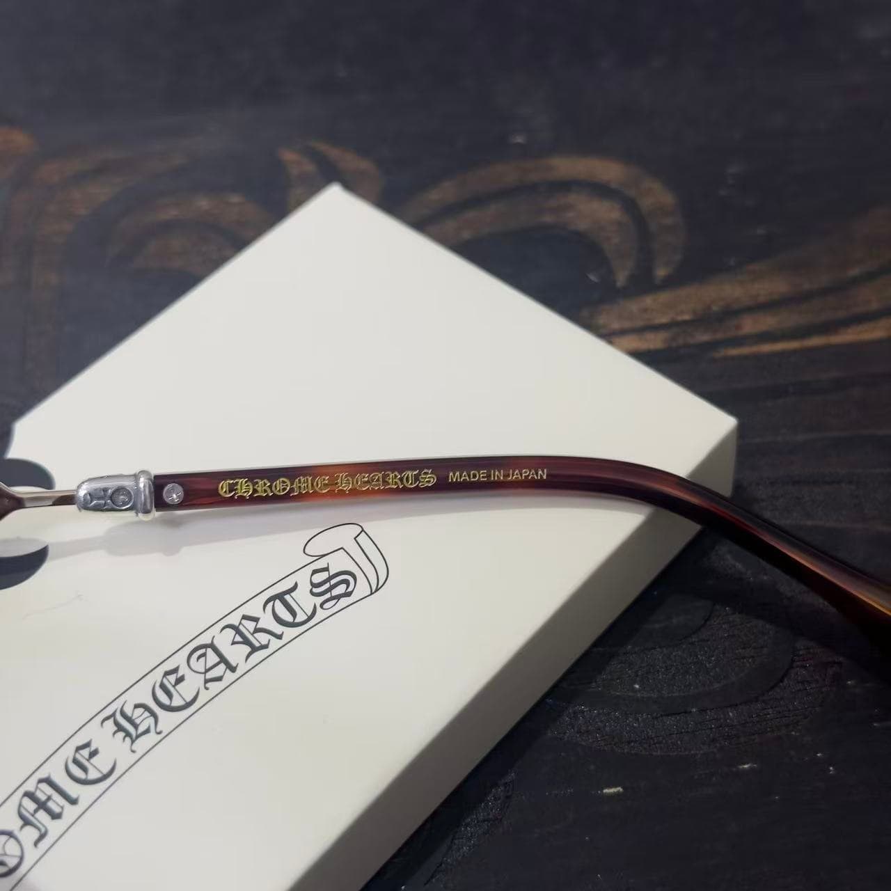 Внутренняя сторона заушника с гравировкой Chrome Hearts Made in Japan